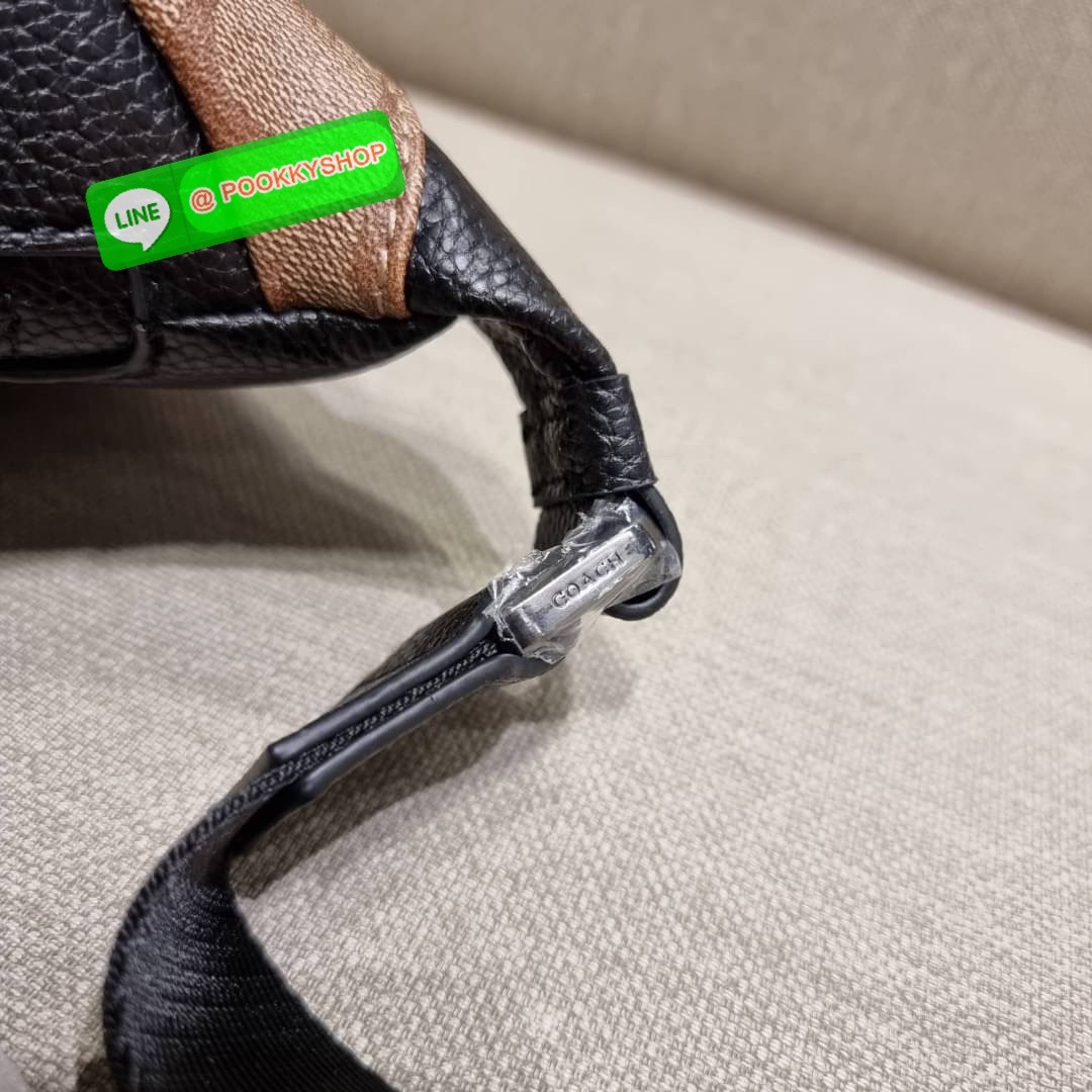 COACH C4028 COACH x PEANUTS WARREN BELT BAG IN SIGNATURE CANVAS WITH VARSITY PATCHES กระเป๋าคาดอกไซส์ใหญ่ คอลเลคชั่นยอดฮิต!! เป็นรุ่นสุดยอดของความคลาสสิค ขนาดสะพายกำลังเท่ คูลๆ ใช้งานง่าย ได้ทั้งหนุ่มๆและสาวๆ วัสดุหนังแคนวาสเคลือบลายสลับหนัง pepble น่าใช้