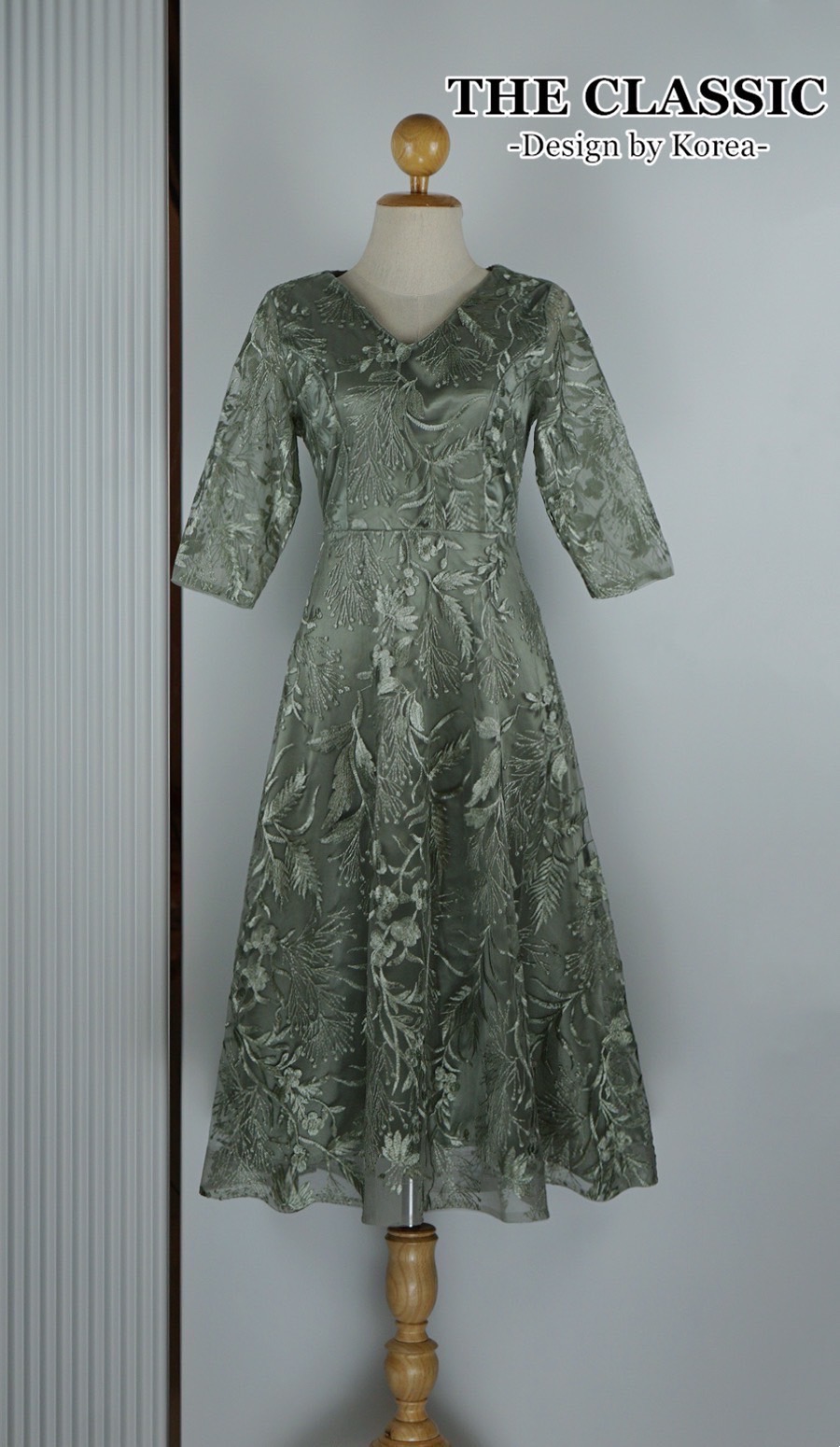 เดรสแฟชั่น เดรสออกงานแขนสามส่วน ใช้ผ้าเนื้อดีปักลวดลายทั้งตัวด้วยไหมเนื้อเงา