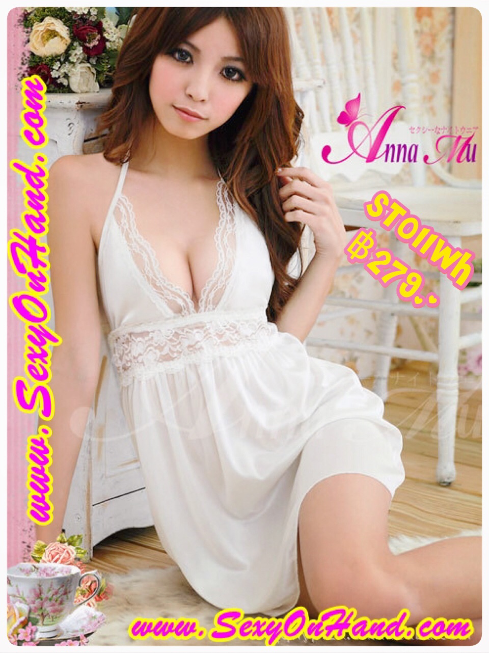 ชุดนอนเซ็กซี่ คล้องคอ ผ้าไหมเทียมสีขาว เนื้อลื่น ผ้านุ่ม เย็นสบาย คล้องคอ เล่นขอบลูกไม้ช่วงอก และช่วงต่อระหว่างอกกับกระโปรง +พร้อมจีสตริง เข้าชุด