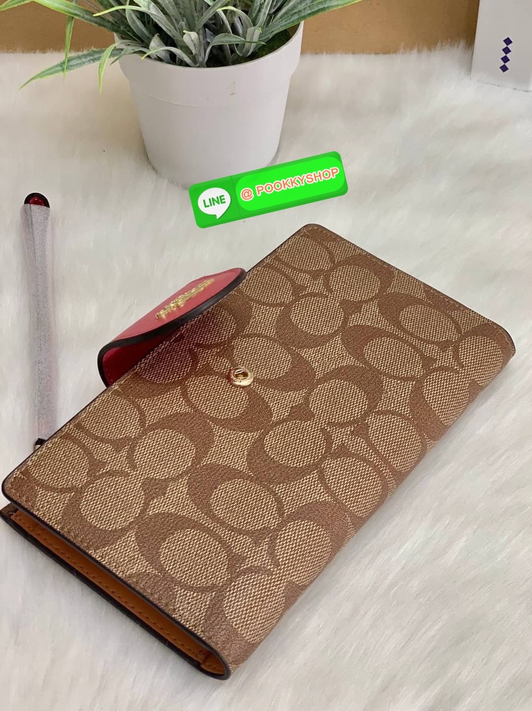 COACH TECH WALLET IN COLORBLOCK SIGNATURE ((C2874)) ✔️กระเป๋าเงินใบยาว หนังแท้ พร้อมสายคล้องมือในตัวค่ะ ✔️เปิดปิดด้านหน้าแบบฝากระดุม ภายในมีช่องใส่ธนบัตร2ช่อง ;สามารถใส่มือถือ iphone 10 xs max ได้เลยค่ะ ✔️มีช่องเสียบธนบัตร7ช่อง;พร้อมช