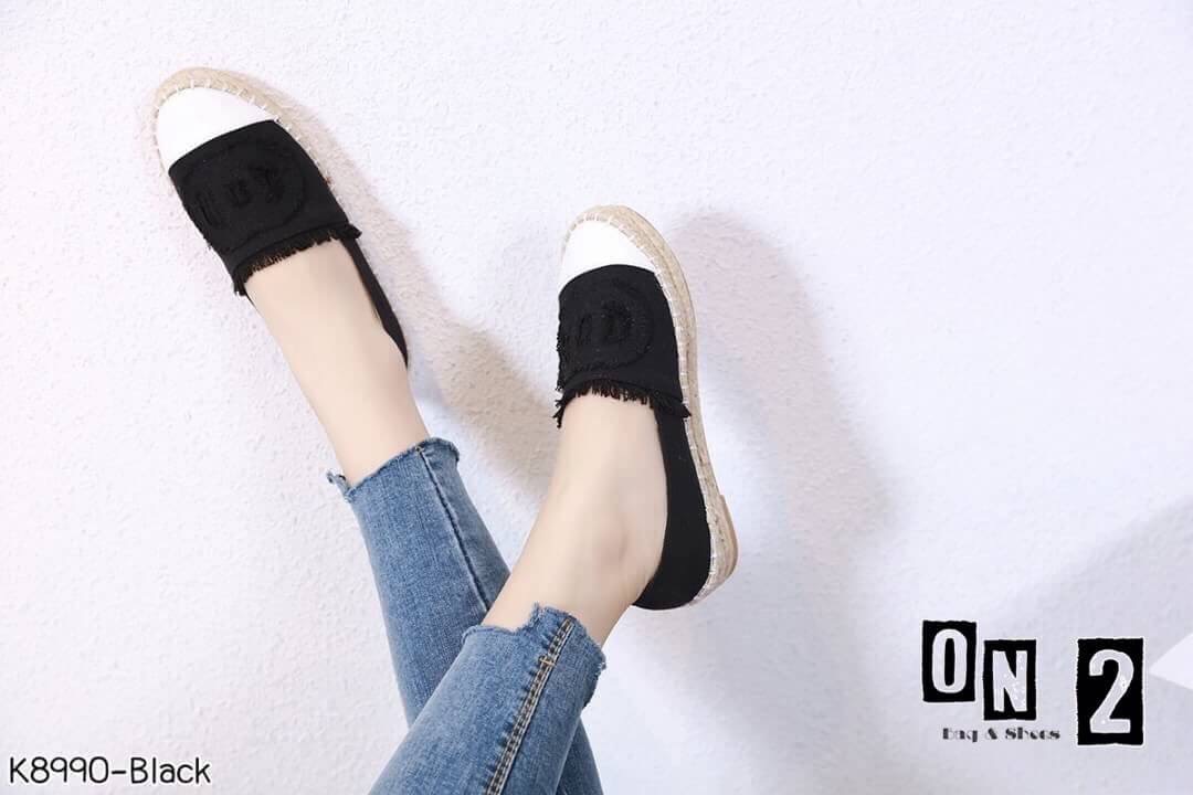 Chanel canvas slippers ผ้าใบCanvas ทรงslippers อีกตัวที่มากี่ครั้งก็ฮอต ด้านหน้าผ้าสามารถตัดให้เป็นโลโก้ CC ได้คะ หรือจะใส่แบบ OO ก็น่ารัก เป็นCanvas เทห์ๆใส่ง่าย ถอดสดวก พร้อมจ้า...มาตำกันได้เลยจ้า เป็นงานเกรดขึ้นห้าง มีกล่องค่ะไม่ใช่งานตลาดล่าง