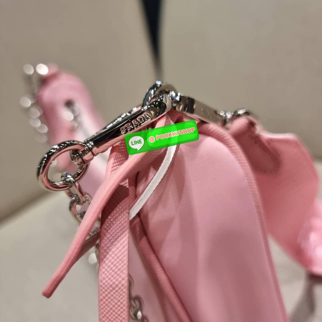 PRADA RE-EDITION 2005 RE-NYLON SHOULDER BAG ไอเท็มสุดปัง ที่ฮิตตลอดกาลไม่ว่าจะปีไหนๆ จัดให้ครบทั้งสีขายดีและสีใหม่ล่าสุด ที่สายคุณหนูห้ามพลาด!! กับกระเป๋าสะพายทรงคลาสสิค เหมาะเป็น everyday bag มากๆ วัสดุผ้าไนล่อนคุณภาพ พร้อมใบลูก ไว้ใส่เหรียญ ใส่กุญแจได้ส