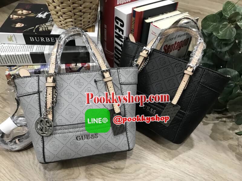 NEW ARRIVAL! GUESS DELANEY CROSS BODY BAG กระเป๋าถือหรือสะพายรุ่นที่ฮิตและขายดีที่สุดจาก GUESS FACTORY คอลเลคชั่นใหม่วัสดุหนังเรียบปั้มลาย GUESS Signature รอบใบสวยหรูอยู่ทรง ขนาดกำลังดี น้ำหนักเบา ด้านหน้าประดับโลโก้พร้อมพวงกุญแจโลโก้แบรนด์ห้อยที่หูหิ้วถอ