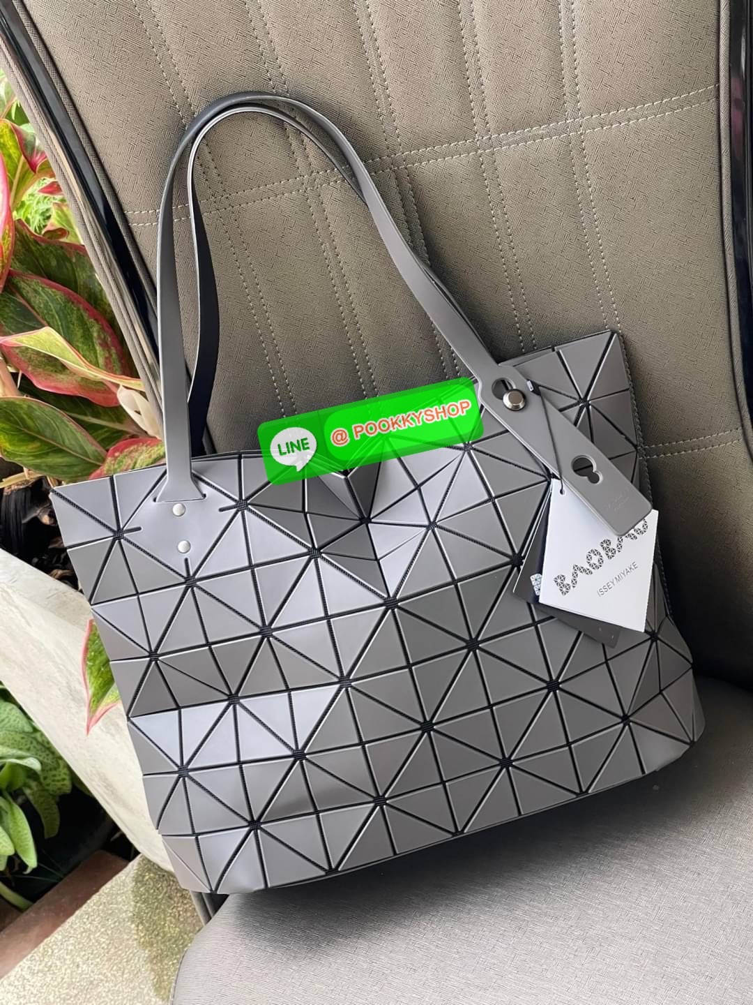 Bao Bao Issey Miyake ROCK MATTE ซีรีส์นี้จะเป็นทรงสี่เหลี่ยมผืนผ้า มีซิปปิดด้านบน ถือเป็นรุ่นที่เหมาะกับการใช้งานในชีวิตประจำวัน สามารถพับมุมและบริเวณด้านล่างของกระเป๋าเพื่อเพิ่มความสะดวกสบายในการใช้งาน ทั้งยังช่วยให้วางกระเป๋าในแนวตั้งได้อีกด้วย แผ่นต่อส