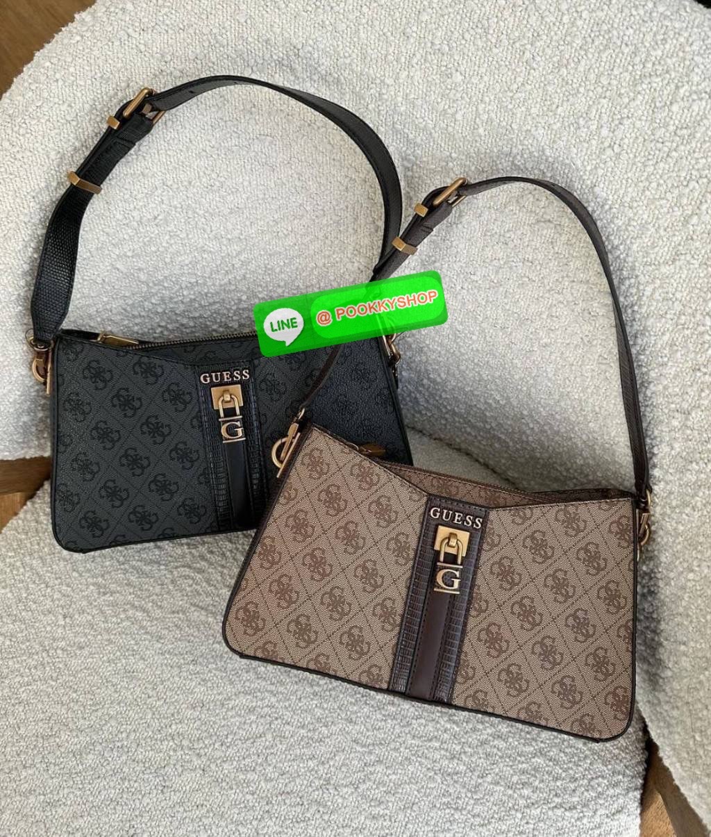 Guess แท้ Outlet กระเป๋าทรง hobo สะพายไหล่ สายสะพายหนังปรับระดับได้ ประดับด้วยพวงกุญแจแบรนด์ เปิดปิดด้วยซิป ด้านในซับในตราแบรนด์อย่างดี