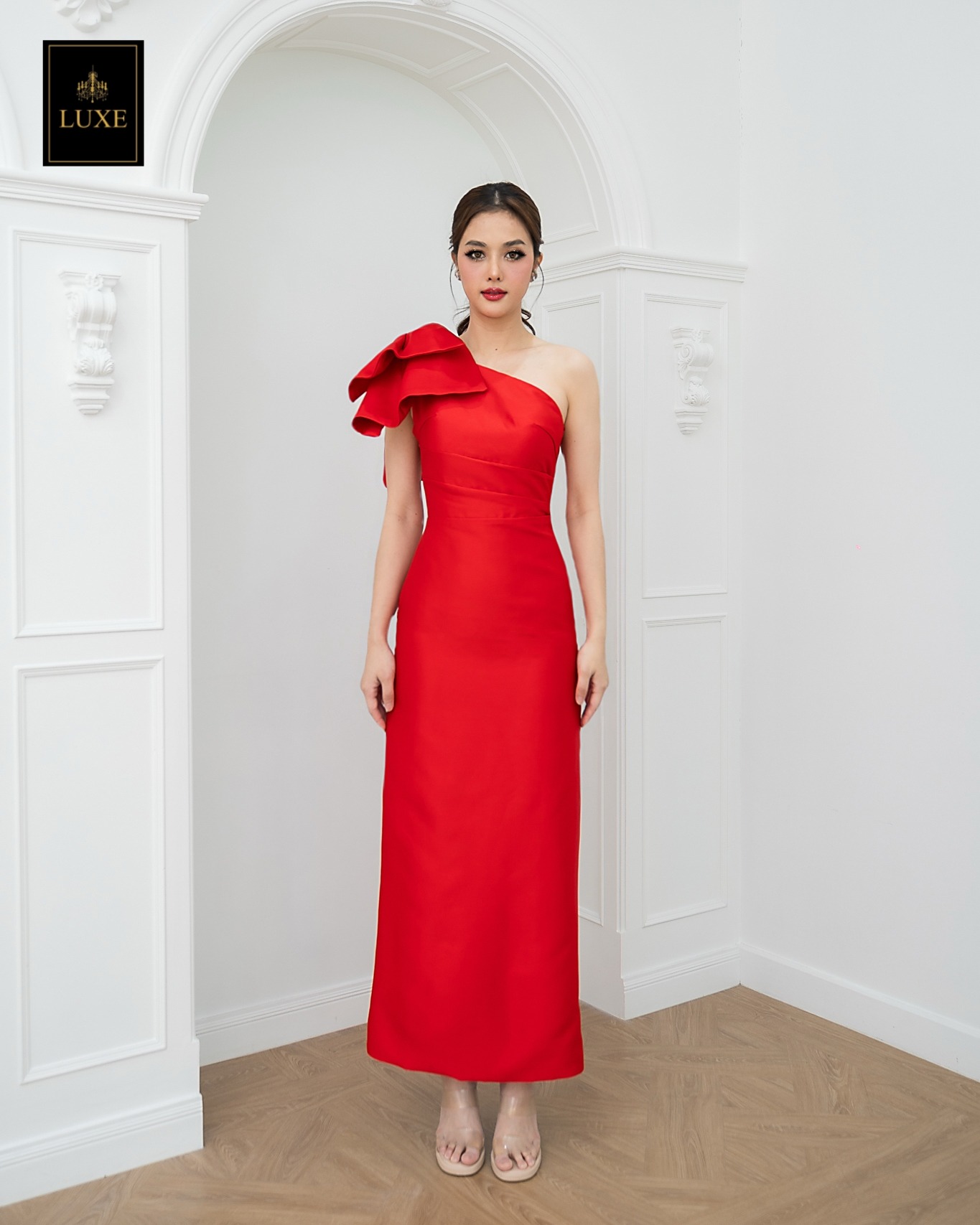 เดรสแฟชั่น เดรสเสื้อไหล่เดียวแขนกุด กระโปรงยาวทรงตรง แต่งโบว์ไซส์ใหญ่ที่ไหล่ขวา