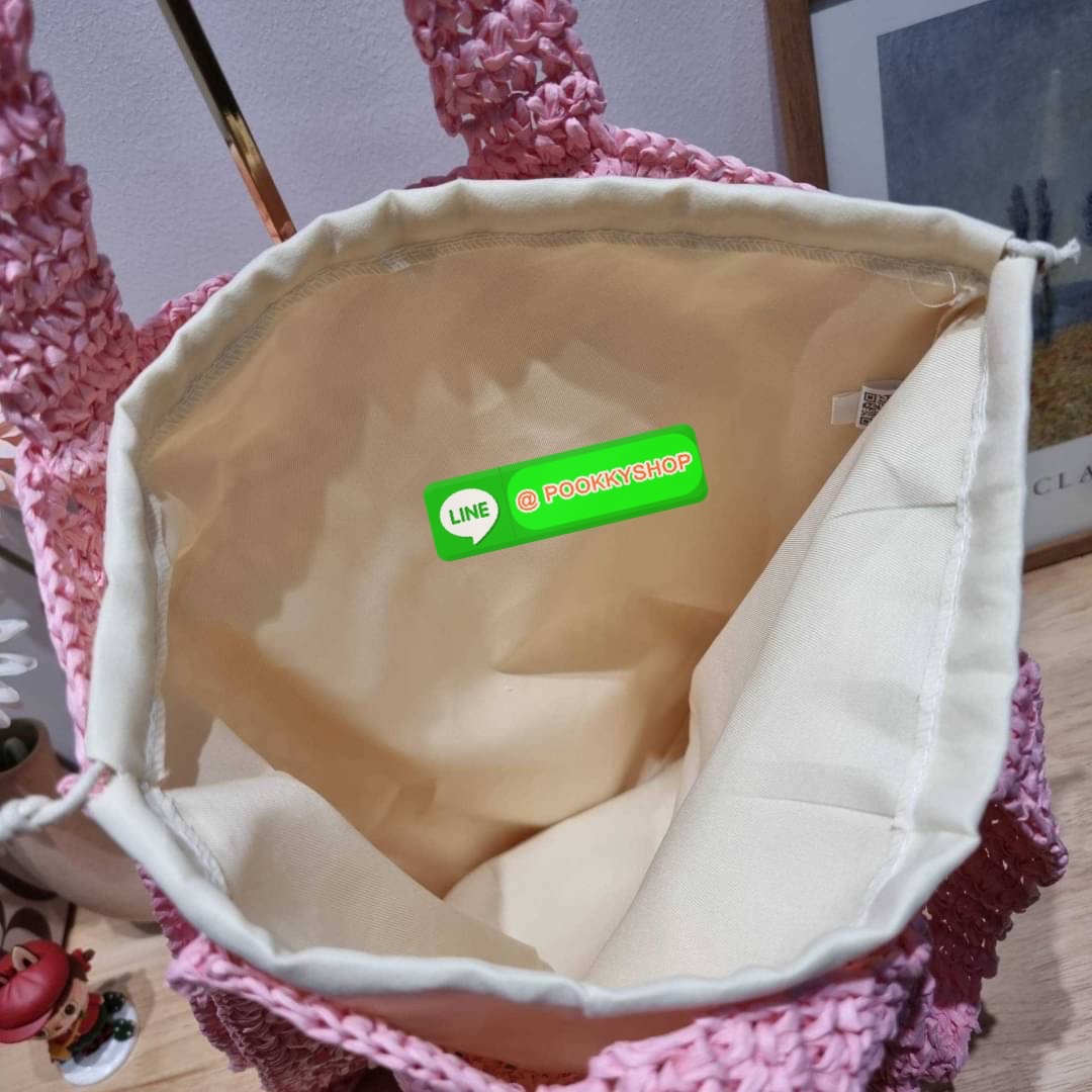 PRADA RAFFIA TOTE BAG สวยไม่ซ้ำใคร สไตล์บีช เหมาะมากกับการสะพายไปเที่ยวทะเล หรือจะใช้ในวันสบายๆก็ตอบโจทย์ กับกระเป๋าสะพายสานใบใหญ่ ตัวกระเป๋าเป็นวัสดุสังเคราห์จากธรรมชาติ สานทอเต็มใบออกมาเป็นลวดลายสวยงาม มีกระเป๋าซับในให้ สำหรับใส่ของเป็นสัดส่วน และรูดปาก