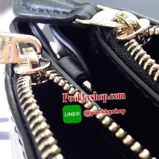 COACH F67027 MINI SURREY CARRYALL IN SIGNATURE CANVAS (COACH F67027) รุ่น 9 นิ้ว Coach ทรง prada รุ่นนี้มี 2 ซิป และช่องใส่ของด้านในเยอะมากๆ เกินคุ้มเลยทีเดียว พลาดไม่ได้แล้วววว ✔หูจับยาว4นิ้ว ✔สายสะพายยาว23นิ้ว