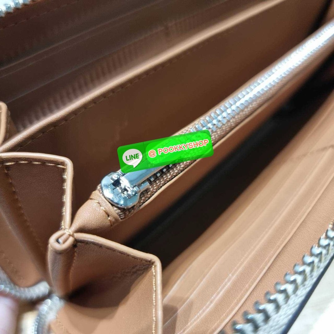 🔆 Model COACH CJ373 LONG ZIP AROUND WALLET WITH FLORAL PRINT 🔆 Details กระเป๋าสตางค์ใบยาว คอลเลคชั่นใหม่ กับดีไซน์ใหม่ ลวดลายดอกไม้สดใสรอบใบโดดเด่น สะดวกใช้งานและขนาดกำลังเหมาะมือมากๆ รูดใช้งานด้วยซิปรอบใบ ภายในแบ่งสัดส่วนไว้อย่างดี มีทั้ง