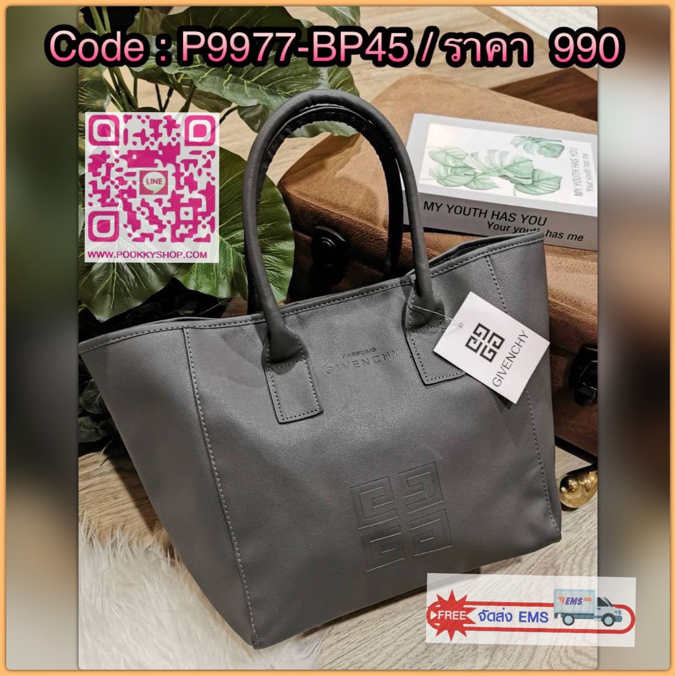 Best Seller! Givenchy Black Soft Leather Shoulder Handbags (Limited edition) กระเป๋าถือหรือสะพายพรีเมี่ยมของเเท้จาก "Givenchy Perfume Counter" วัสดุหนังนิ่มเรียบสีดำด้านหน้าปั้มโลโก้แบรนด์ GV ภายใน Polyester 100% สีดำสกรีนโลโก้สวยดูดี เปิดปิดด้ว