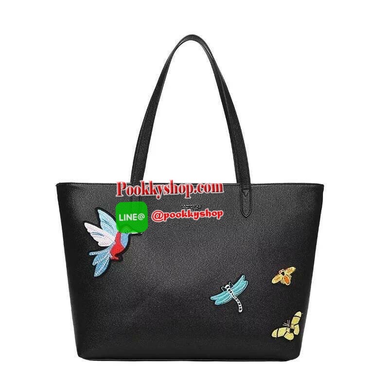 Victoria’s Secret Tote Bag 2019 กระเป๋าถือหรือสะพายลายหนังคาเวียร์ สวยด้านหน้าประดับด้วยโลโก้ ตัวกระเป๋าแต่งด้วยลายปักสวยเก๋ ปากกระเป๋าเปิดปิดด้วยซิปสะดวกใช้ ภายในมีช่องโล่งและช่องเล็กไว้แบ่งเก็บของ ใส่หนังสือ เอกสาร A4 Notebook ipad กระเป๋าสตางค์ ของใช้ไ