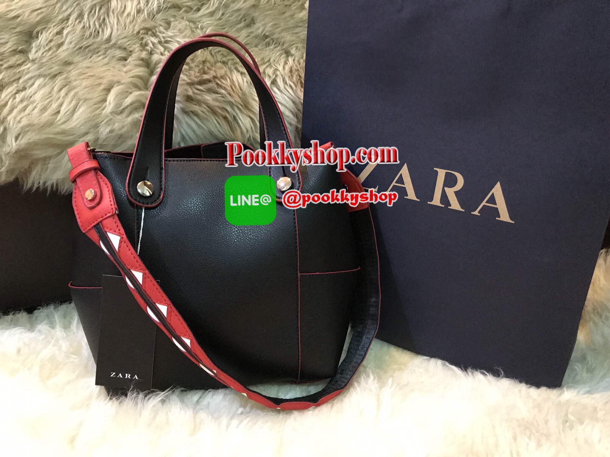 พร้อมส่งใหม่ชนช็อป! ZARA TOTE WITH CONTRASTING HANDLE กระเป๋าถือหรือสะพายรุ่นใหม่ล่าสุดหนังเรียบสวยทำความสะอาดง่าย เปิดปิดด้วยกระดุมแม่เหล็ก ขนาดกำลังดีภายในกว้างจุได้เยอะใส่ipad ได้ น้ำหนักเบา ด้านข้างมีช่องใส่ของ โดดเด่นที่หูจับและสายสะพาย2แบบสามารถถอดเ