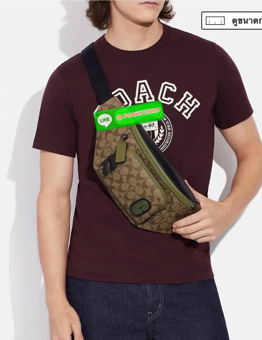 Coach C019 – Charter Belt Bag With Patch (Khaki Green Multi) ใบนี้คือจังหวะสนุกของสีธรรมชาติกับความเท่ที่ใช้งานได้จริง “คาดไว้ไม่ได้แค่ของ…แต่คาดไว้คือสไตล์ที่ไม่ซ้ำใคร” Coach C019 รุ่น Charter Belt Bag โทน Khaki/Green พร้อมโลโก้ Coach Leatherware Patch ข