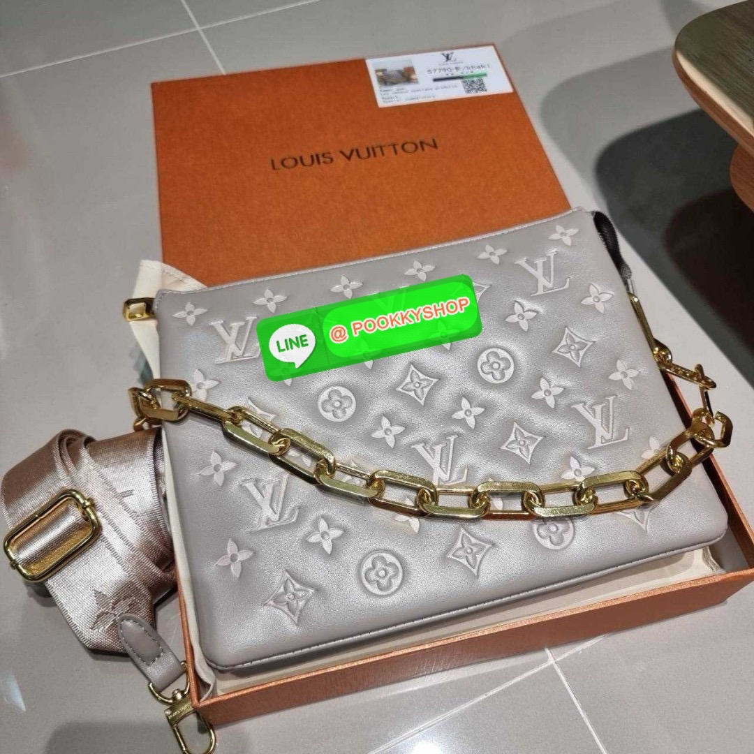LV coussin pm bag 🔆 Details กระเป๋าสะพายกึ่งคลัชท์ สุดล้ำ ดีไซน์ใหม่ สีลิมิเต็ด ล่าสุดจากเคาน์เตอร์ duty free มาแรงมาก ด้วยความสวยปังตั้งแต่แรกเห็น มาพร้อมสาย 2 เส้น สวยลัคชูแบบสับๆ มีสายโซ่ที่มีดีเทลละเอียดไม่ซ้ำ และสายสปอร์ตครอสบอดี้ ที่จะคล้องไ