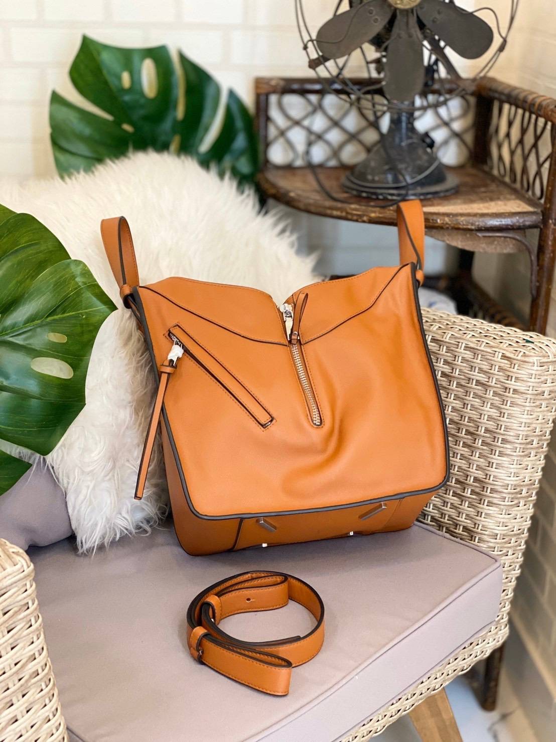 พร้อมส่งค่า 💕Hammock 💕 สิ้นสุดการรอคอย สำหรับรุ่นที่ทุกคนถามหาเยอะที่สุด การันตรีงานคุณภาพ ใช้เวลาผลิตนานสุดถึง 4 เดือน ตอนนี้พร้อมส่งเเล้วค่า Hammock size 30 cm รอบนี้เป็นงานสั่งผลิต งานเนี้ยบ ตัวหนังสวยมากกกก PU premium อย่างดี มีความหนา