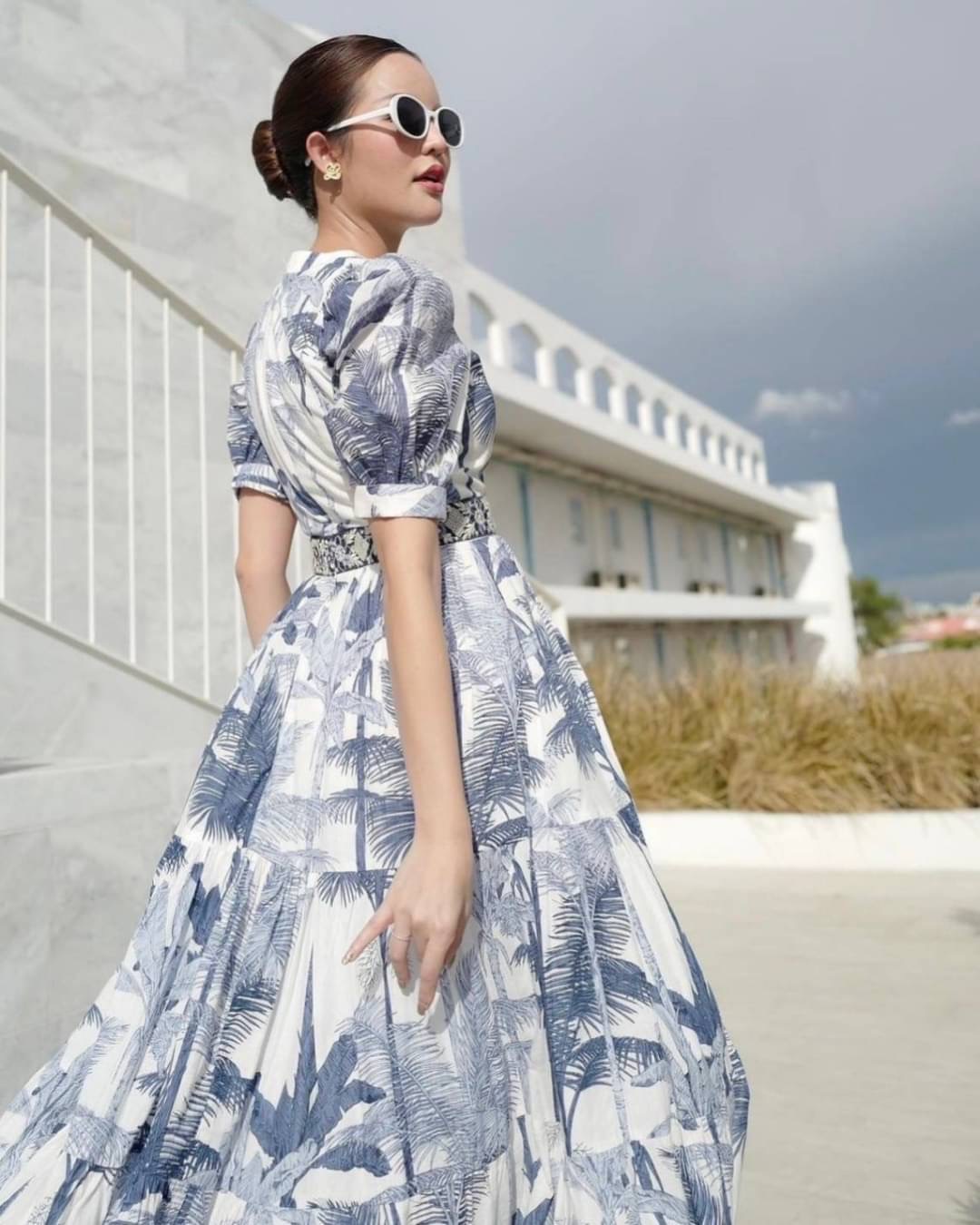 เดรสยาวพิมพ์ลวดลายสุดเกร๋ แขนพองๆทรงตุ๊กตามีกระดุมติด หน้าอกเสริมฟองน้ำเบาๆ จัดทรงให้สวย มีกิมมิคด้านหน้าแต่งกระดุมกระจุกกระจิกน่ารักสามารถแกะใช้งานได้จริง ช่วงเอวแต่งแถบเป็นงานปัก สวมใส่แบบซิปด้านข้าง ตัวเดรสมีลูกเล่นระบายๆ ใช้ผ้าเยอะมากๆค่า เนื้อผ้าดีมี