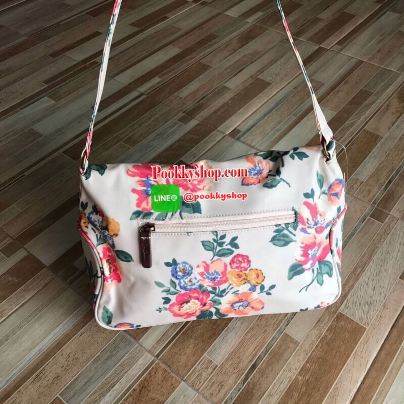 CATH KIDSTON Windflower Bunch กระเป๋าสะพายไหล่ เปิดปิดด้วยซิปและกระดุมแม่เหล็ก แบ่งเป็นสองช่องใหญ่ มีช่องซิปและช่องเล็กไว้แยกใส่ของ รูปแบบและดีไซน์เก๋ สามารถใช้งานได้ทุกวัน ใส่ของได้เยอะ สามารถใส่ipad ได้