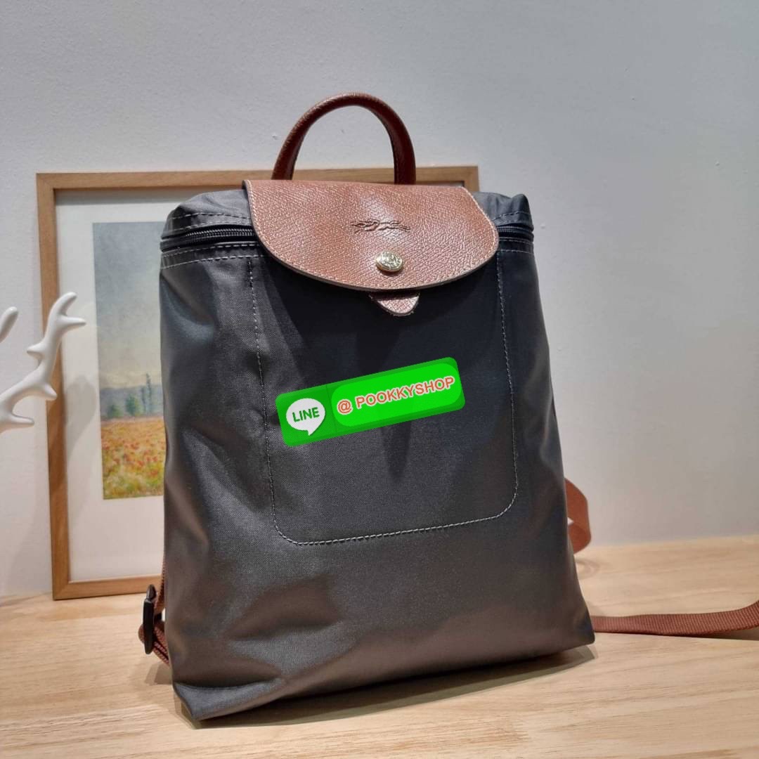 Longchamp le pliage original backpack 🔆 Details สวยคลาสสิคต้องไม่พลาด กับกระเป๋าสะพายทรงเป้ ขนาดกำลังดี น้ำหนักเบา ดีไซน์เรียบง่าย แต่ดูแพง ปากกระเป๋าออกแบบให้มีฝาปิดและซิปแน่นหนา สายสะพายสามารถปรับใช้ตามชอบ ภายในโล่งกว้าง จุของได้สบายๆ พกพาไปไหนก