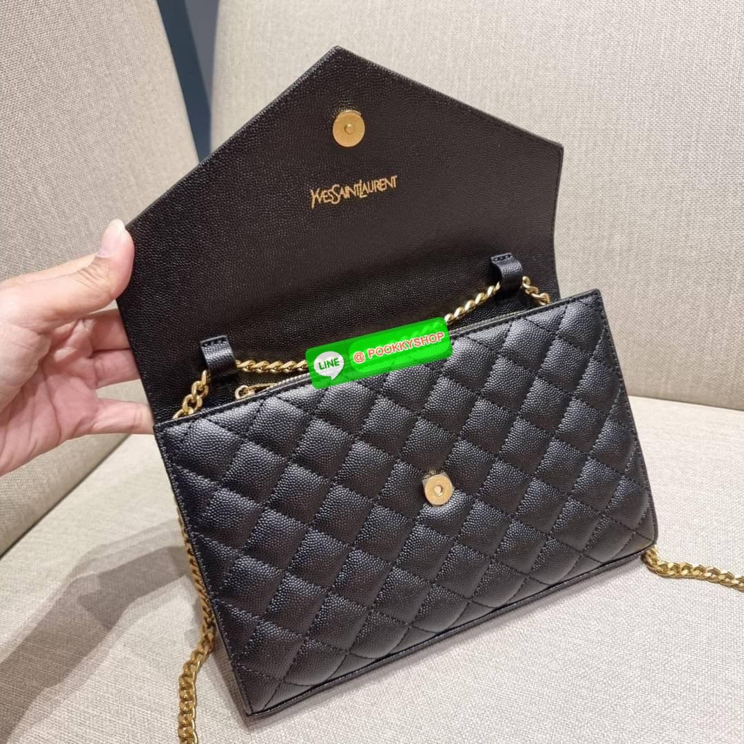 New in!! Yves Saint laurent envelope quilted with chain กระเป๋าสะพายพรีเมี่ยมกิ๊ฟ จากเคาน์เตอร์ vip dutyfree ทรง woc สุดฮอต ในดีไซน์ใหม่ ดีเทลเย็บสวยคม โดดเด่นกว่าใครแน่นอน วัสดุหนัง pepble ทนทาน ใช้งานง่ายเพียงแค่เปิด-ปิดด้วยกระดุมแม่เหล็ก ภายในแบ่งสัดส่