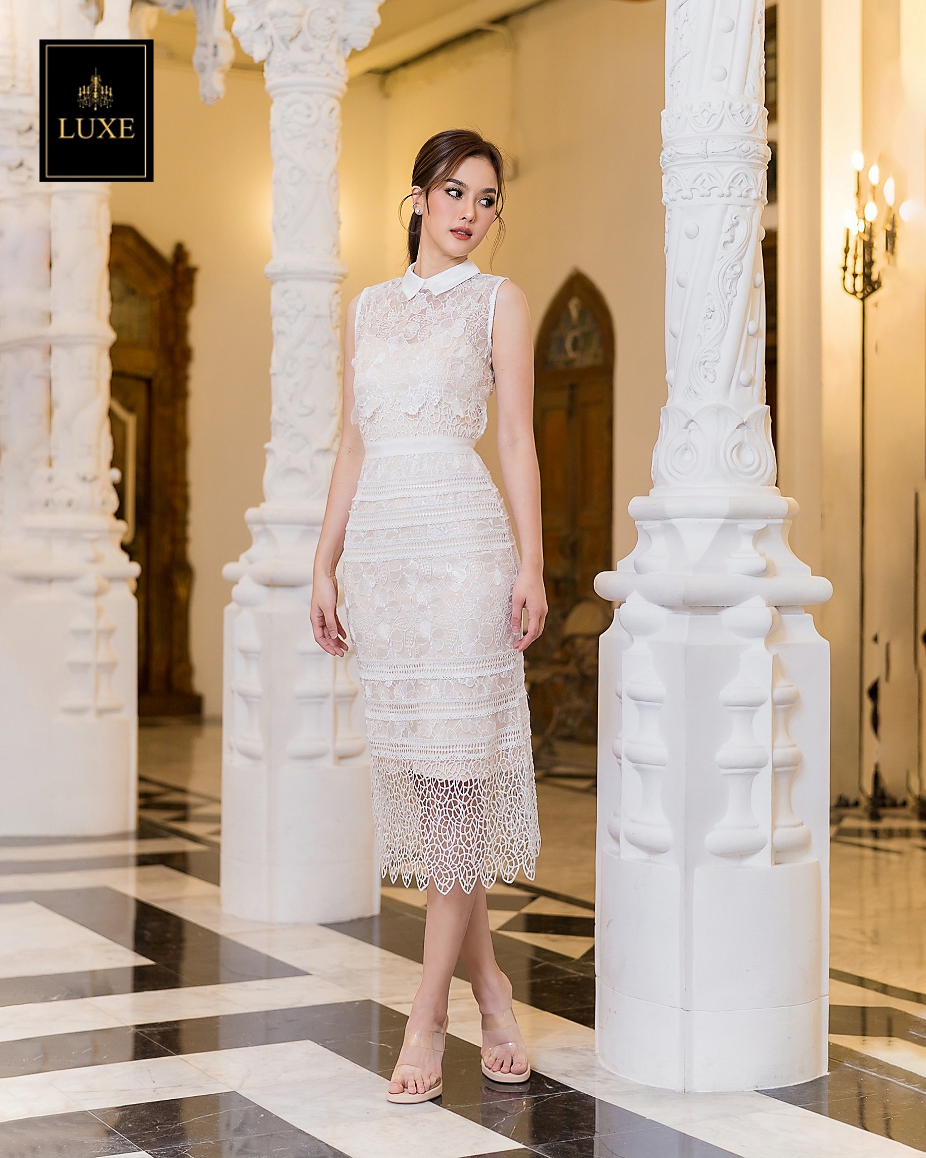 เดรสเสื้อแขนกุดแต่งคอปก กระโปรงทรงสอบ ทำจากผ้าลูกไม้โครเชต์