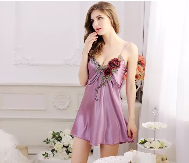 ชุดนอน ผ้าไหม สีม่วง แต่งลูกไม้ปักช่วงขอบคอเสื้อ สไตล์หรูหรา คลาสสิค เนื้อผ้าเกรด AAA งานเกรดพรีเมี่ยมเลยคะ