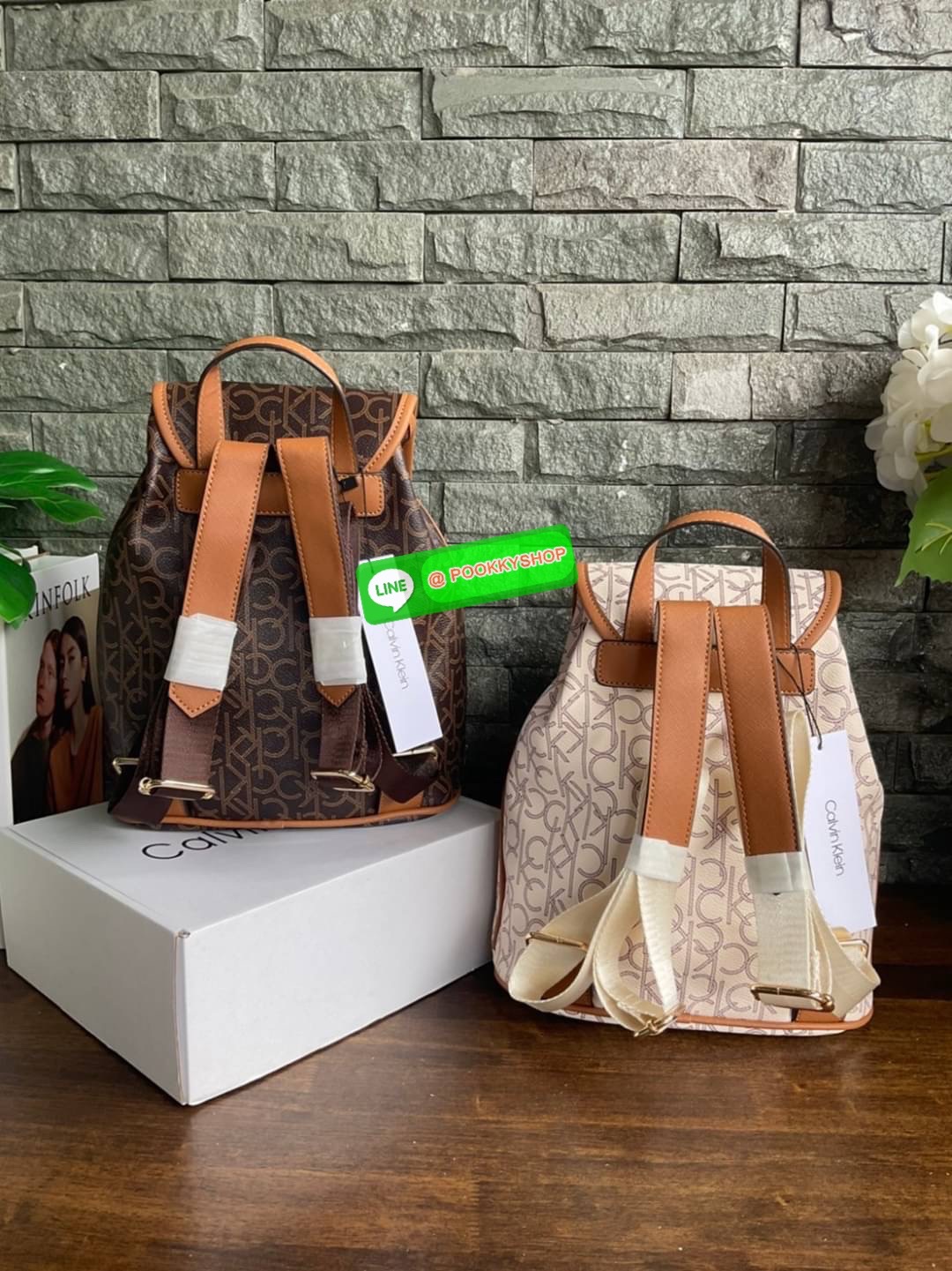 Calvin Klein Monogram Backpack Must Have!! 💕เป็นอีกหนึ่งรุ่นของมันต้องมี สวยหรูดูแพงมาก สำหรับรุ่นนี้ และมีฟังชั่นช่องการใช้งานที่น่าใช้ที่สุด!!! 💕 กระเป๋าสะพายเป้รุ่นใหม่ชนช้อป รุ่นยอดนิยม วัสดุ PVC คุณภาพดี หนังนิ่มสวย ฐานกระเป๋าแข็ง ตั้