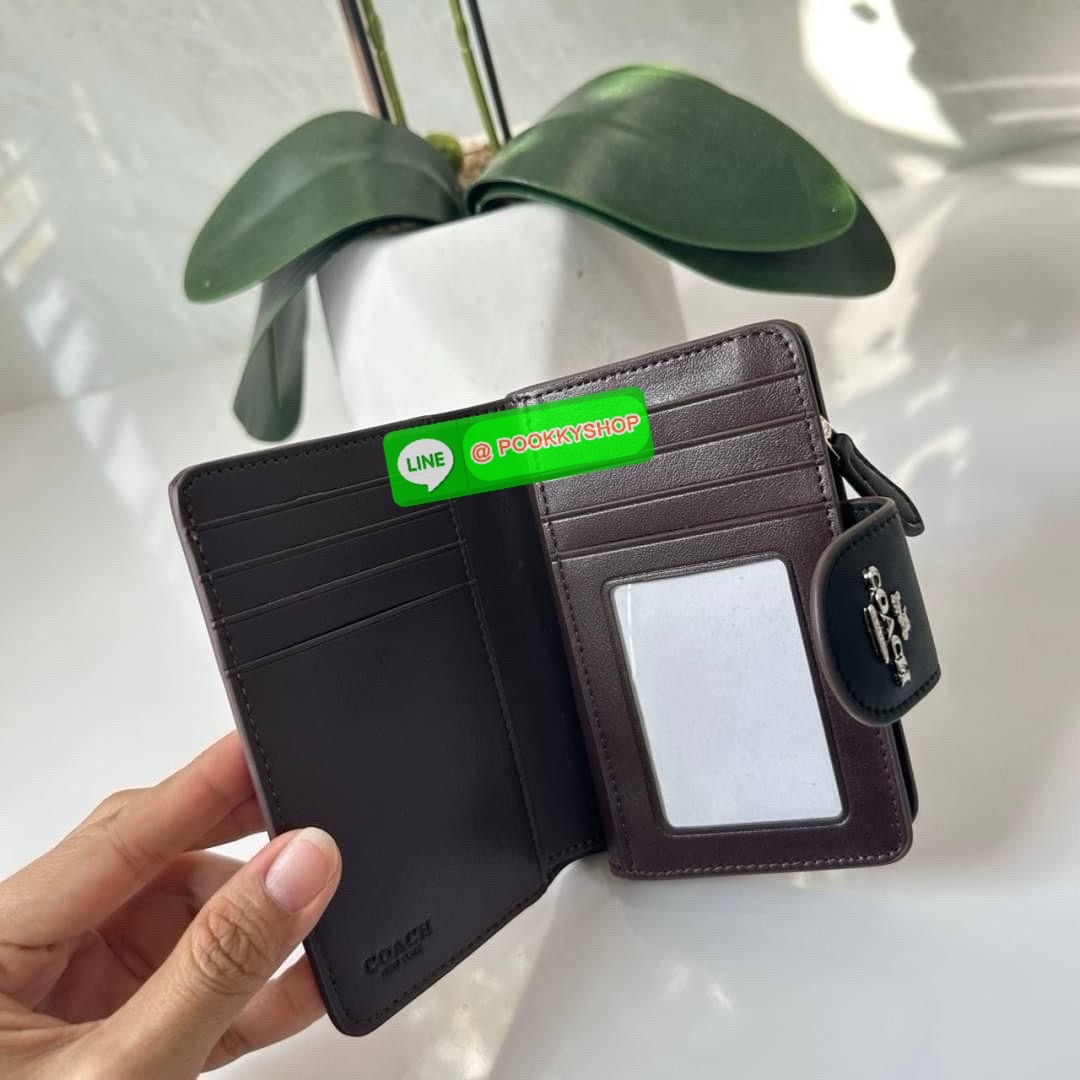 Coach Medium Corner Zip Wallet With Signature Leather 🔖กระเป๋าตังใบกลาง คอลเลคชั่นใหม่ หนังนิ่ม ลายC นูน สวยมาก 🔖วัสดุ: หนังแท้ 🔖เปิด - ปิดแบบกระดุม มีช่องใส่แบงค์ ใส่ธนบัตรได้ทุกชนิด ช่องใส่บัตร ใส่เหรียญ