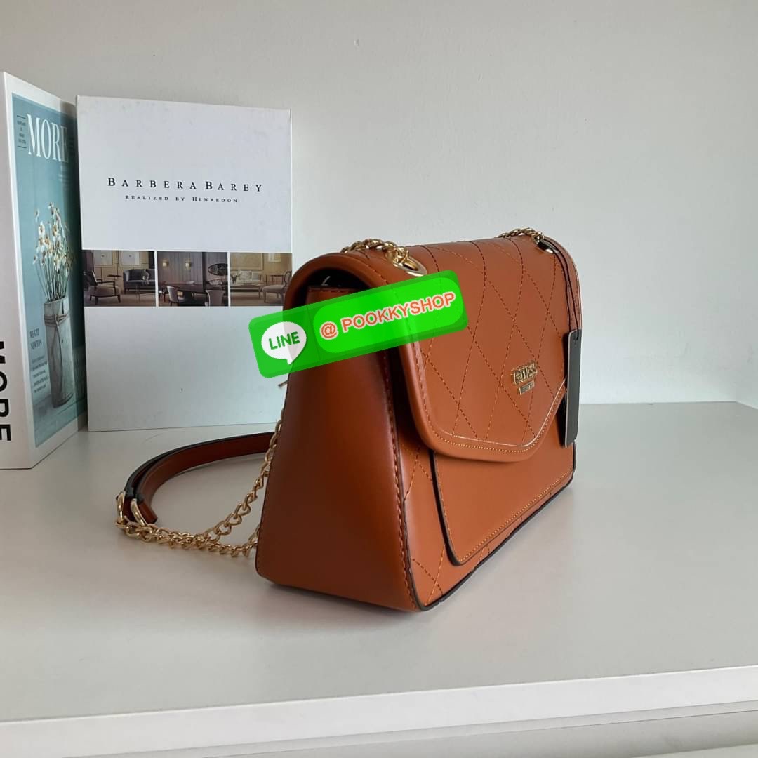 รุ่นใหม่ล่าสุด! พร้อมส่งครบสี GUESS ALENNA QUILTED FLAP CROSSBODY กระเป๋าสะพายไหล่&ครอสบอดี้ หนังสวยหรู อะไหล่ทอง เปิดปิดด้วยกระดุมแม่เหล็ก มีช่องเล็กด้านหน้าหนึ่งช่อง ด้านในใส่กระเป๋าสตางค์ยาว มือถือได้ทุกรุ่น พร้อมช่องซิปแยกให้ มาพร้อมสายสะพายไหล่ปรับได