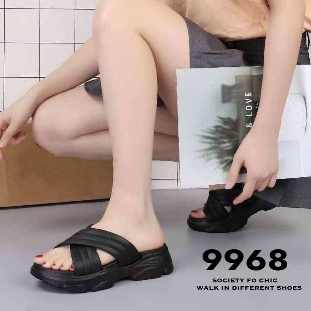 ฟังก์ชั่นที่คิดมาเพื่อให้ใส่สบายรับหน้าฝนแบบนี้ รองเท้าสวมลำลอง หน้าไขว้ โปร่งๆ โล่งๆ ที่ใส่แล้วยังดูสวย ใส่สบาย เอาไว้ประจำตัว แต่งตัวง่าย แถมราคาน่าคบหา พร้อมลุยฝนนี้ได้สบายๆ เลยจ้าา