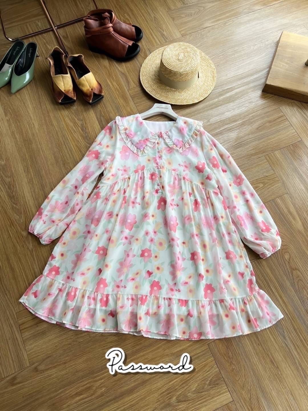 เดรสลายดอกไม้ ผาชีฟองนุ่มๆ คอปกระบาย ลายพาสเทลน่ารักมากค่า มีซับในนะคะ ใส่หน้าร้อนเย็นสบายชิล ๆ ค่ะ