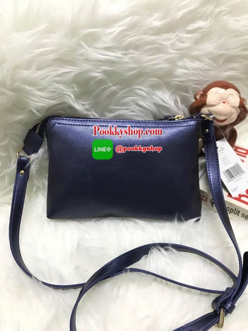 KATE SPADE MINI CROSSBODY BAG กระเป๋าสะพายข้างทรงครอสบอดี้ขนาดมินิ วัสดุหนังPu เปิดปิดด้วยซิปเดียวด้านบน ภายในสกรีนโลโก้แบรนด์ ในช่องใหญ่ยังมี1ช่องซิปเล็ก สามารถใส่ไอโฟนได้ กระเป๋าสตางค์สั้น และของจุกจิก มีความยาวสาย 109cm ปรับความยาวได้ ด้านหน้าปั้มโลโก้