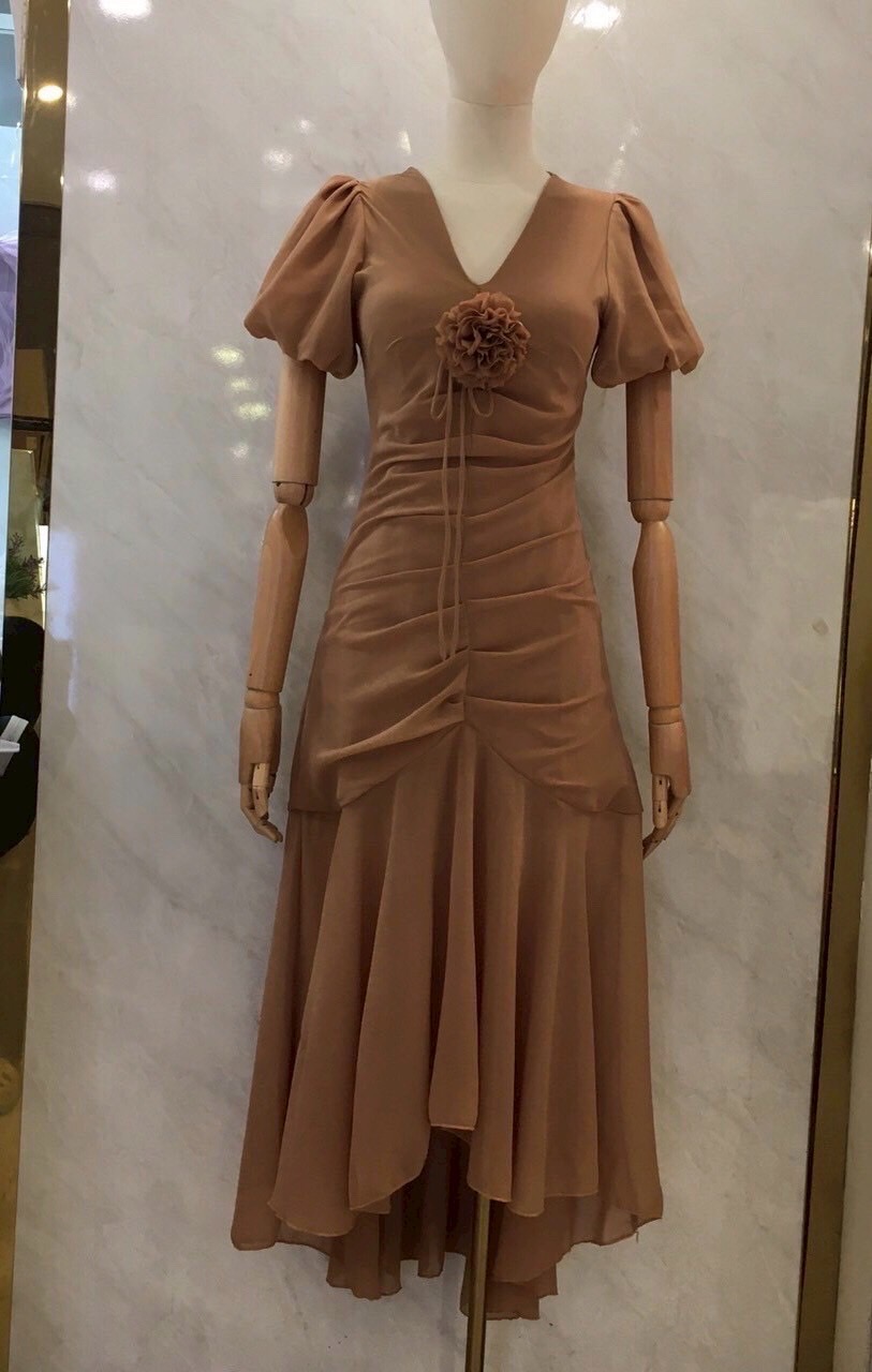 เดรสแฟชั่น Mocha Blossom Dress – เดรสชีฟองผูกอก สีมอคค่านุ่มละมุน