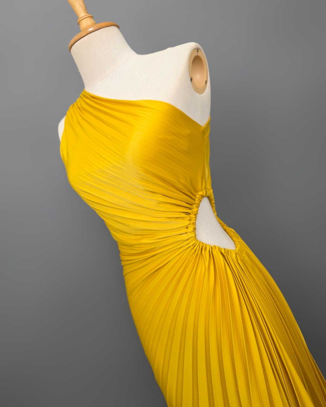 เดรสแฟชั่น เดรสเสื้อไหล่เดียว กระโปรงยาวชายเฉลียง อัดพลีททั้งตัว