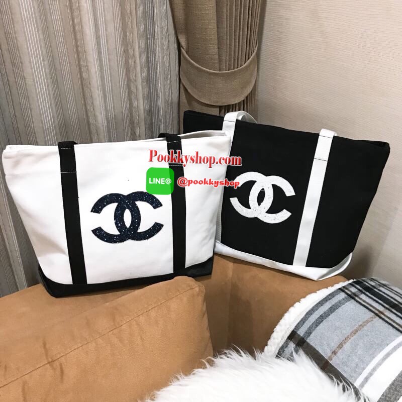 พร้อมส่งไอเท็มใหม่! Chanel Beaute Large Shopping Bag VIP Gift With Purchase (GWP) กระเป๋าสะพายพรีเมี่ยมกิ๊ฟ Limited Edition ของแท้จากเคาน์เตอร์ Chanel Beaute วัสดุ Canvas คุณภาพดีเนื้อหนาอยู่ทรงสวยใบใหญ่ด้านหน้าประดับกริสเตอร์โลโก้แบรนด์วิ้งๆ เปิดปิดด้วยก