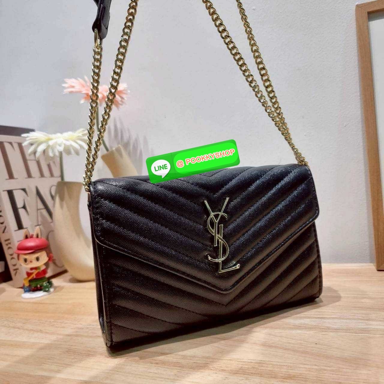 🔆 Model YSL clutch bag with chain ไม่เคยผิดหวังจริงๆ!! กับรุ่นที่สาวๆรู้กัน กระเป๋าสะพายพรีเมี่ยมกิ๊ฟ จากเคาน์เตอร์ vip dutyfree ทรง woc สุดฮอต ดีไซน์เรียบหรู โดดเด่นด้วยโลโก้ด้านหน้า เพิ่มดีเทลความผู้ดี ใช้งานง่ายเพียงแค่เปิด-ปิดด้วยกระดุมแม่เหล็