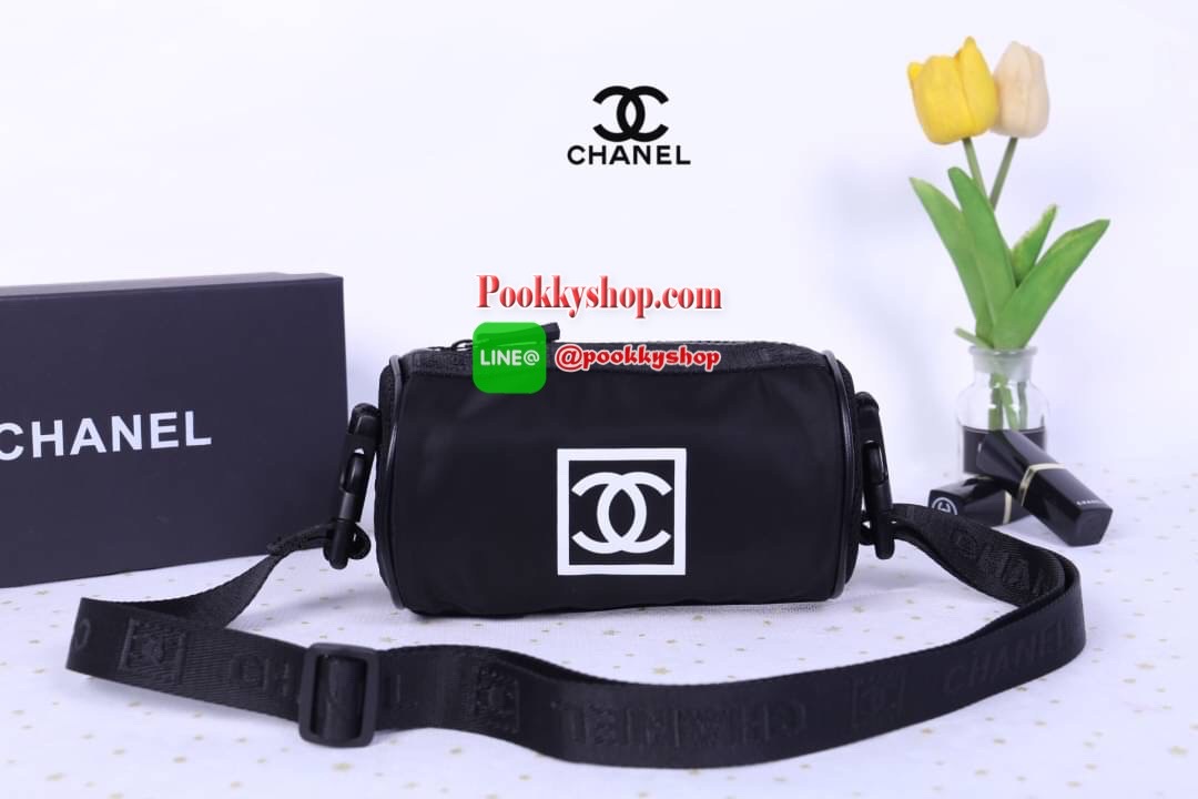 Chanel Black Sport Line Mini Duffle Bag กระเป๋าใช้ได้ 2 ด้าน วัสดุเป็นผ้าไนล่อน เปิด-ปิด แบบซิป ด้านนึงสกรีนโลโก้แบรนด์ อีกด้านสกรีนคำว่า Chanel มีป้าย not for sale เป็น makeup bag สายสะพายยาวสามารถปรับได้ ปรับเป็นสะพายไหล่ได้ ใส่ของได้เยอะ ใส่กระเป๋าสตาง