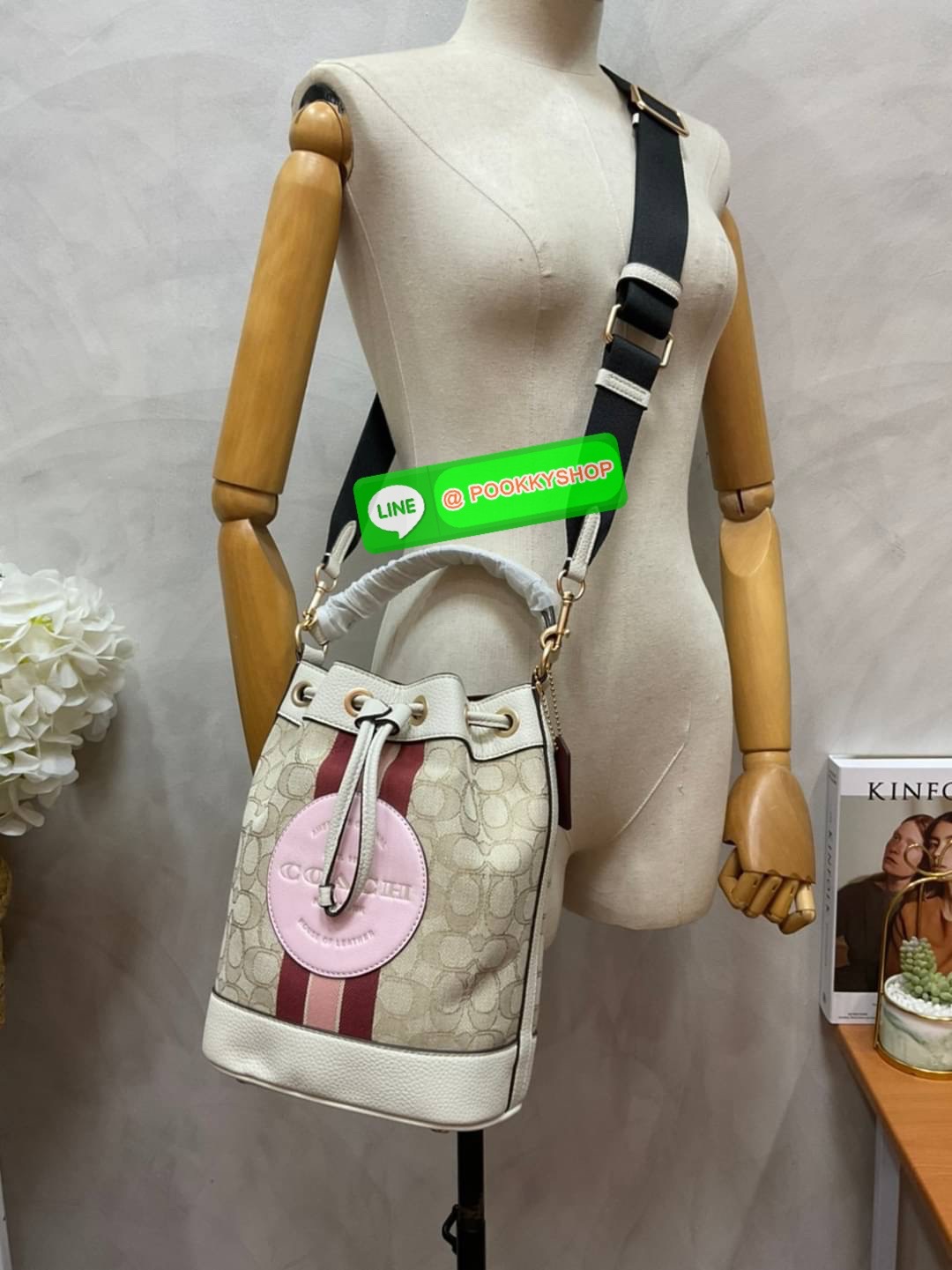 New arrival! 🌈น้องใหม่ล่าสุด สวยหรู ดูดีมากๆค่ะ! COACH DEMPSEY DRAWSTRING BUCKET BAG ((C4100//C4102)) พร้อมส่งที่ไทยค่ะ! กระเป๋าทรงขนมจีบ หนังแท้นิ่มสวยมากๆค่ะ จุดเด่นด้านหน้าปั้มโลโก้แบรนด์ ปากกระเป๋าแบบหูรูดใช้งานง่าย ภายในสามารถใส่ของจำเป็นในชี