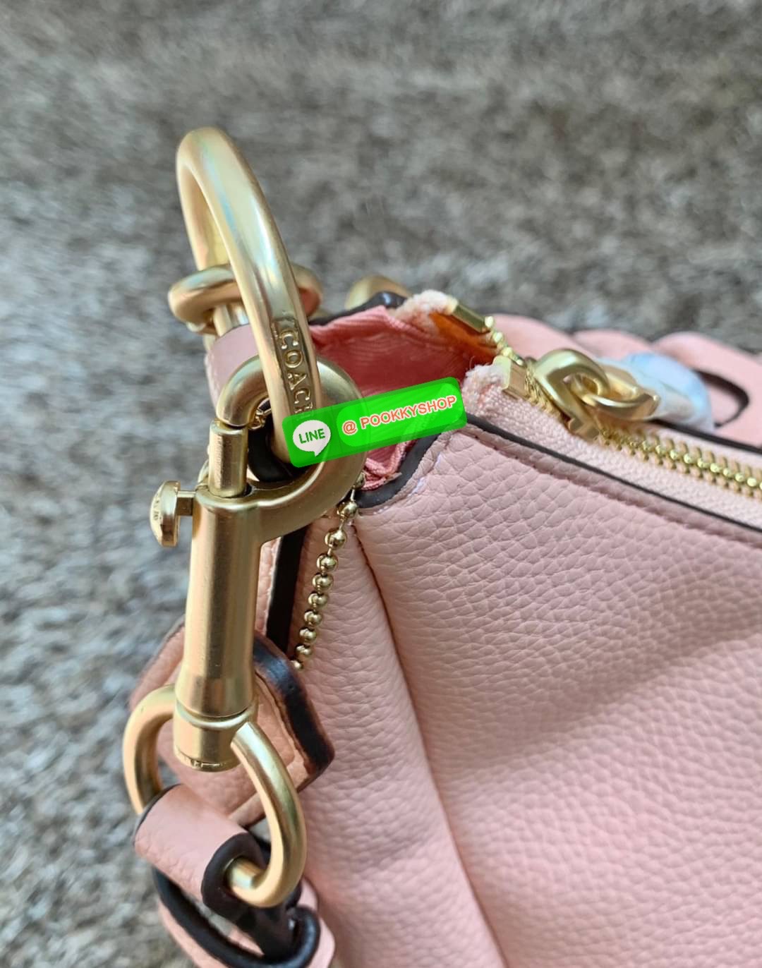 COACH JULES HOBO BAG ((C9189//9190)) 🌍พร้อมส่งที่ไทย! ต้องบอกก่อนว่าหนังรุ่นนี้อย่างดี นิ่มมากๆ สัมผัสแล้วรู้สึกละมุน กับกระเป๋าใบใหญ่ ทรงสวย เปิดปิดกระเป๋าแบบซิปมีหนังห้อยเพิ่มความเก๋ตรงหัวซิปค่ะ ภายในกระเป๋ากว้างมาก ใส่สัมภาระได้ครบครัน หายห่วงเ