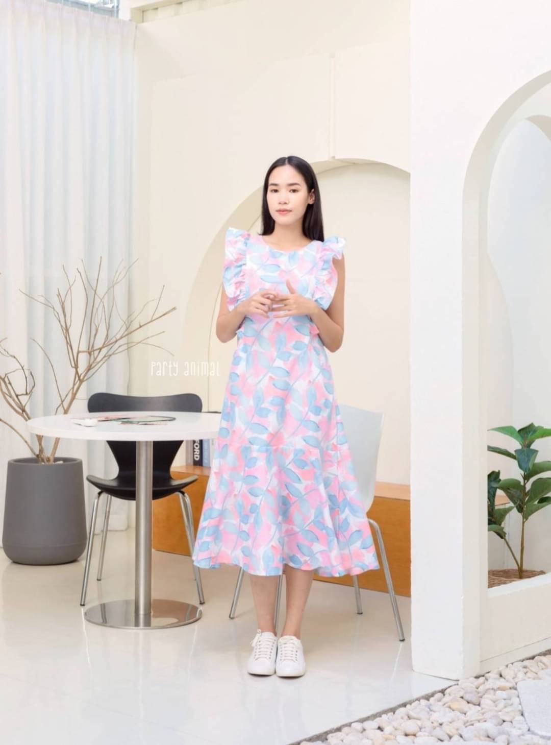 🎉🎉มาจ้าาา!!! ใครที่ชอบงานผ้าคอตตอนญี่ปุ่นแนะนำตัวนี้เลยค้า ลายสวยมากกค้า😉🥰 Maxi dress ทรงปล่อยต่อชายระบายย้วยหางปลา แต่งระบายเล็กๆช่วงอก มีกระเป๋าหน้าค่ะ **ผ้าสวยมากค่ะเนื้อคอตตอนโตไกนุ่มใส่สบายสุดๆ** มีซิปหลังค้า