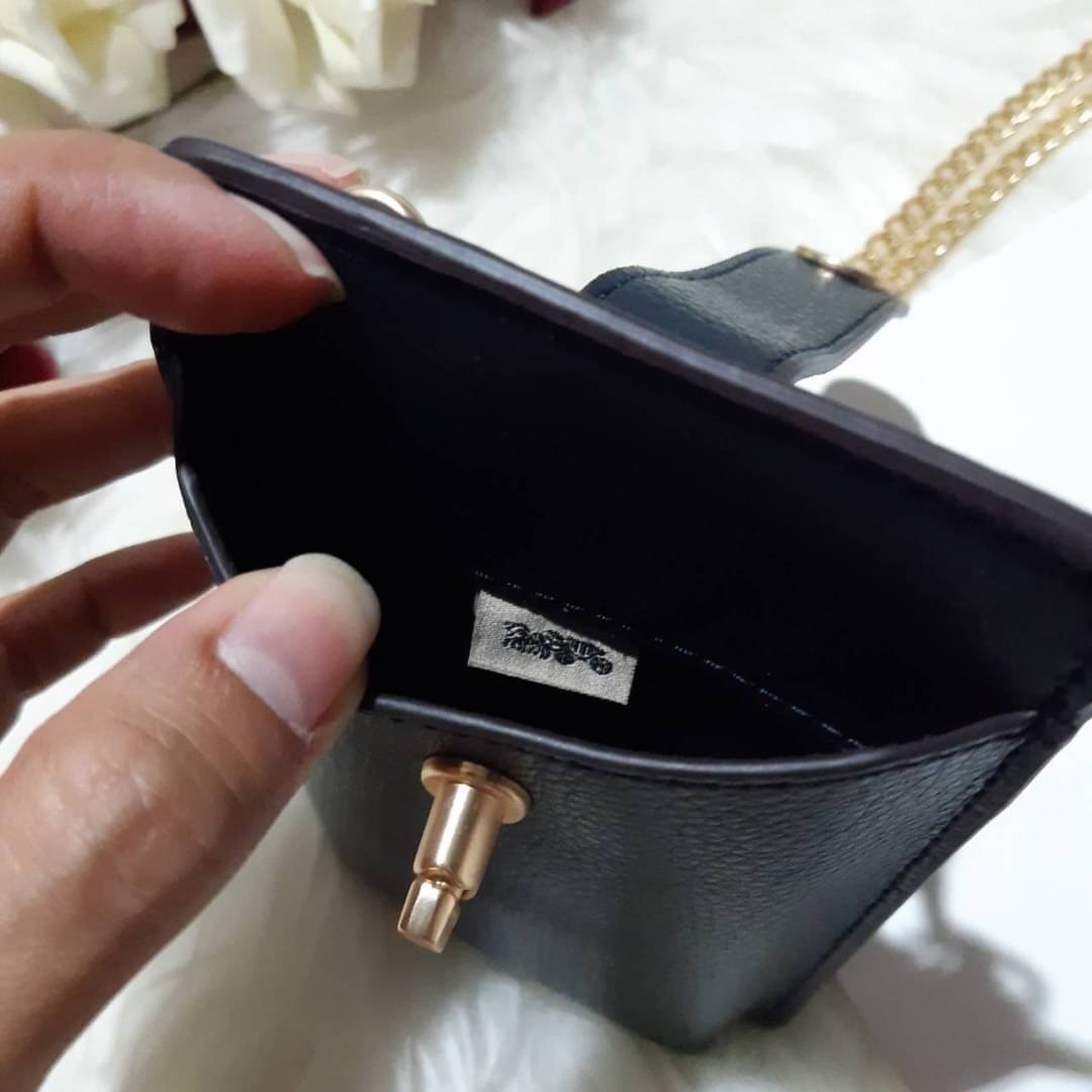 COACH 825 TURNLOCK CHAIN PHONE CROSSBODY IN BLOCKED SIGNATURE CANVAS ฮอตและปังกว่านี้ไม่มีแล้ว!! กระเป๋าเอนกประสงค์ สำหรับใส่โทรศัพท์ ใส่บัตรได้ มีช่องซิปแยกให้ด้วย ขนาดพกพาดีงาม!! 💕 ใส่โทรศัพท์ได้ทุกรุ่นน้า สายสะพายยาวประมาณ 23" (วัดจากไหล่)