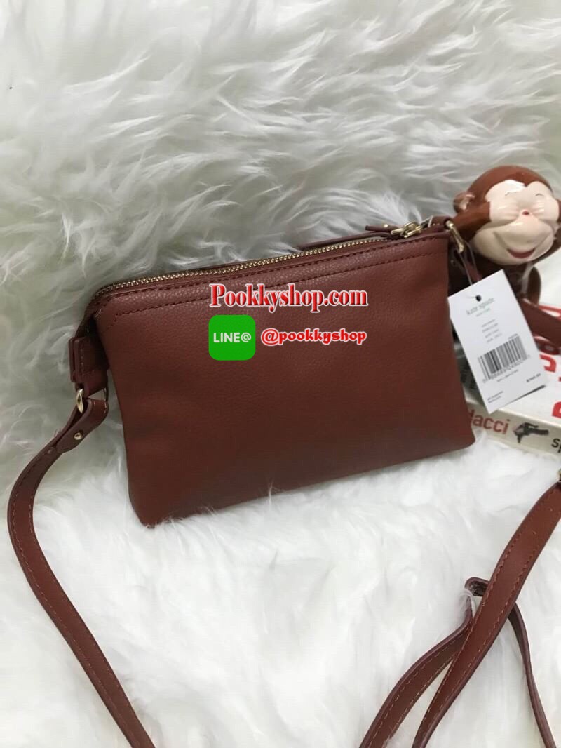 KATE SPADE MINI CROSSBODY BAG กระเป๋าสะพายข้างทรงครอสบอดี้ขนาดมินิ วัสดุหนังPu เปิดปิดด้วยซิปเดียวด้านบน ภายในสกรีนโลโก้แบรนด์ ในช่องใหญ่ยังมี1ช่องซิปเล็ก สามารถใส่ไอโฟนได้ กระเป๋าสตางค์สั้น และของจุกจิก มีความยาวสาย 109cm ปรับความยาวได้ ด้านหน้าปั้มโลโก้