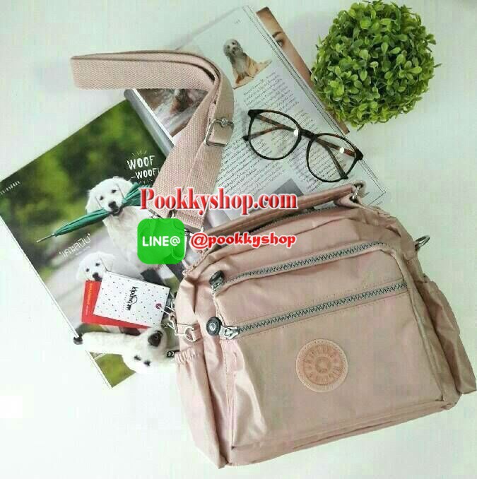 พร้อมส่ง Kipling Shoulder Bag k15828 รุ่นMulti funtion ที่สาวๆรอคอย!!! เพราะใบนี้สามารถปรับการใช้งานได้หลายเเบบทั้งสะพายข้างได้ แบบครอสบอดี้ได้ หรือรวบสายเก็บปรับเป็นถือก็ยังได้ ผลิตจากวัสดุผ้าไนล่อนเมทาลิคอย่างดี กันน้ำระดับนึงเลยค่ะ ️ด้านหน้ามีช่องซิปถึ