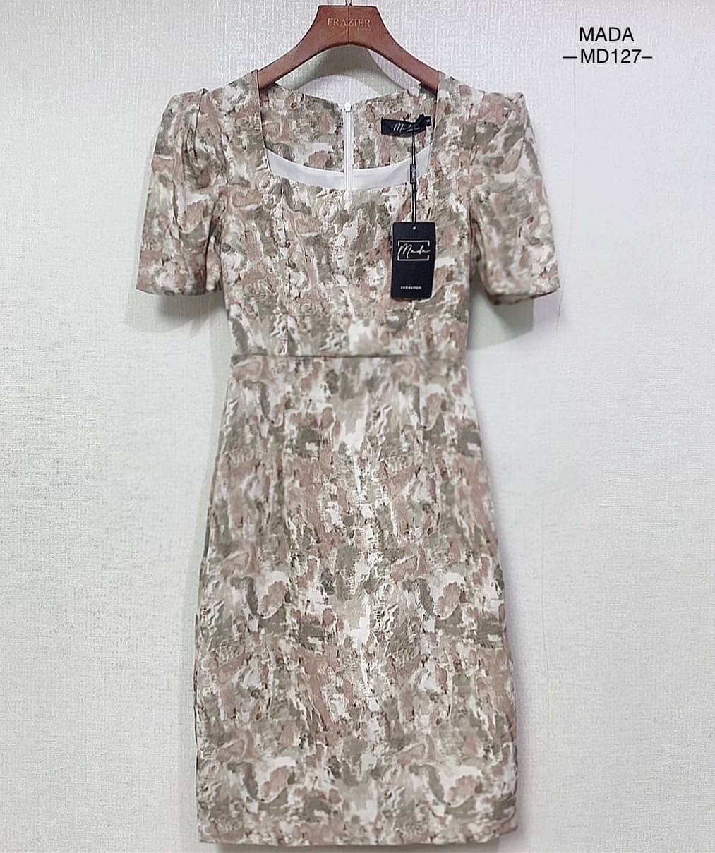 Dress ผ้าลายคอเหลี่ยมแขนยกไหล่นิดหน่อย ทรงเข้ารูปต่อเอวใส่ออกมาคือพอดีตัว ผ้าสวยเนื้อนิ่มลื่น ใส่สบาย งานซับในเย็บเก็บชาย ซิปหลังซ่อน