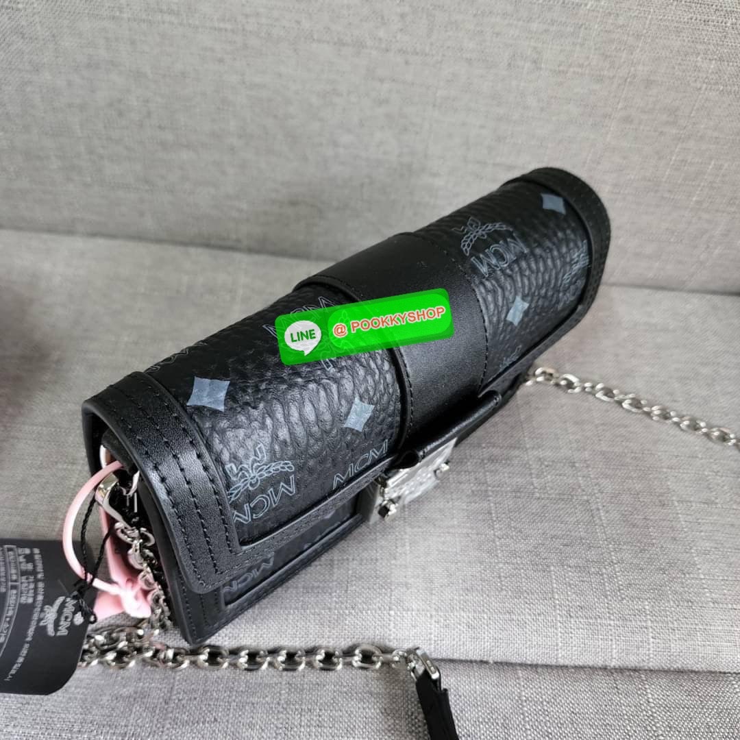 MCM Gretl Cossbody in visetos กระเป๋า Gretl กระทัดรัด ไอเทมใหม่ สุดฮิต ที่สาวๆต้องมีคะ วัสดุหนังแคนวาส ตัดหนังแท้ มาพร้อมสายสะพายโซ่อะไหล่สลับหนัง ข้างช่องโล่งสามารถใส่มือถือ iPhone Pro max ได้เหมาะสำหรับสะพายเที่ยวชิวๆในวันหยุดพักสบายๆ สีน้ำตาลคอนยัคทีแม