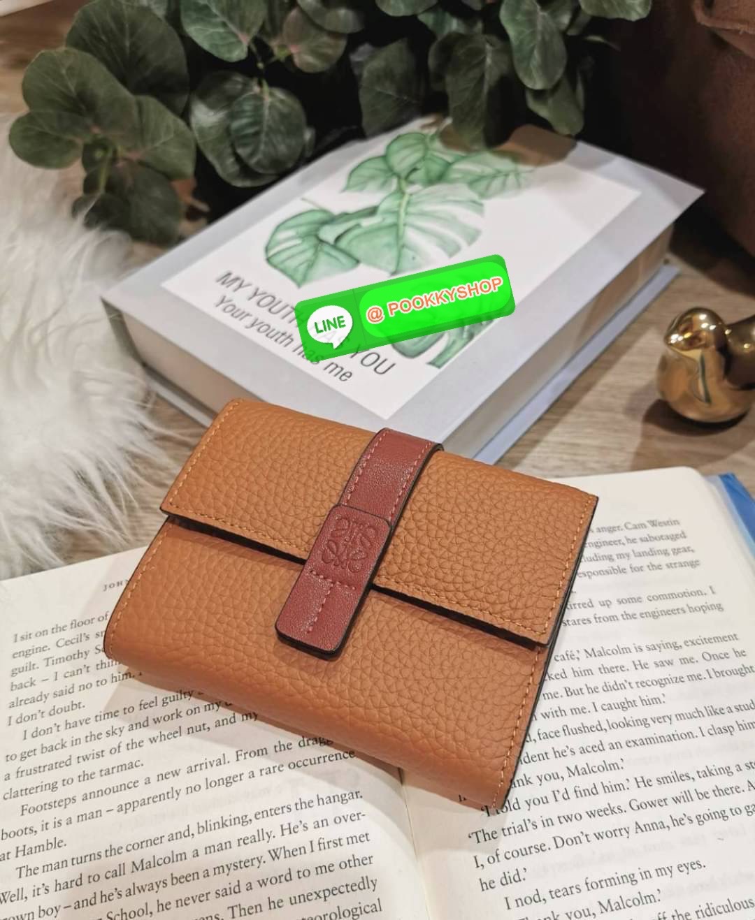 ✴️Don't Miss!✴️NEW! LOEWE SHORT WALLET VIP GIFT WITH PURCHASE กระเป๋าพรีเมี่ยมกิ๊ฟ Limited จาก LOEWE DUTYFREE COUNTER วัสดุหนังแท้เทคเจอร์สวยอยู่ทรงปั้มโลโก้แบรนด์ด้านหน้าเปิดปิดด้วยกระดุม ภายในมีทั้งช่องใส่รูป ช่องใส่ธนบัตร ใส่แบงก์พัน