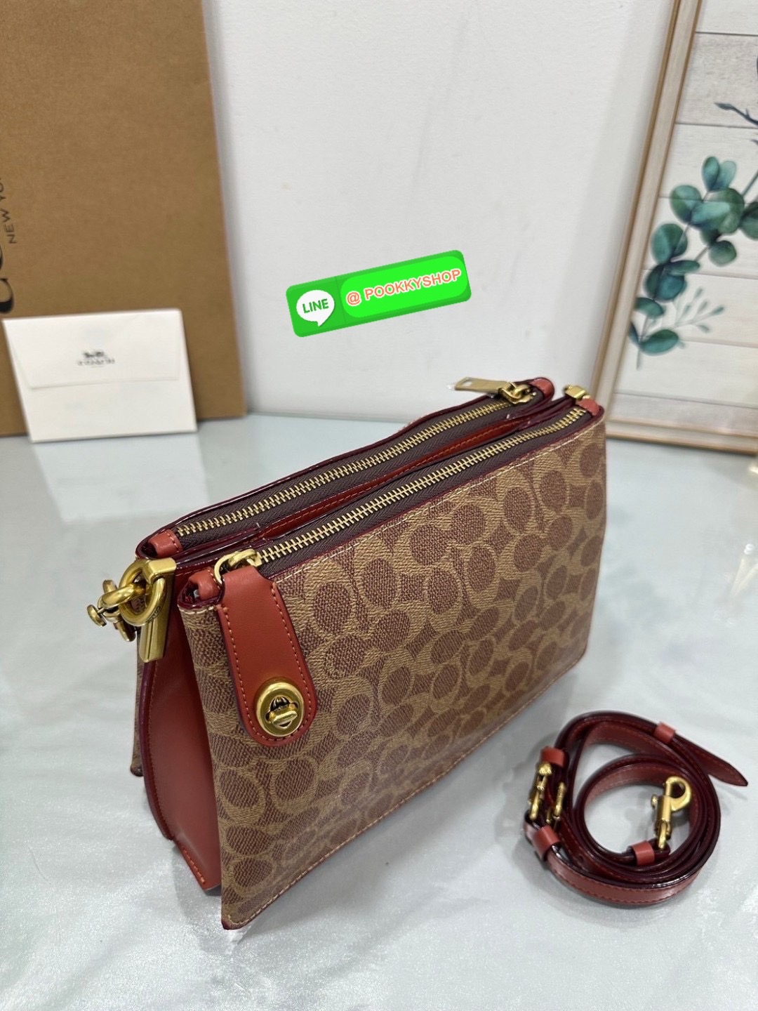 Coach C0698 เรียบแต่เฉียบทุกองศา ความคลาสสิกที่แฝงไว้ด้วยกลิ่นอายความเท่ ดีไซน์ทรงเหลี่ยมจับถนัดมือ ใส่ของจำเป็นได้ครบ เหมาะกับวันทำงาน หรือวันเดินเล่นสบาย ๆ ถือลุคคุณหนู หรือสะพายแบบสาวชิคก็ลงตัว