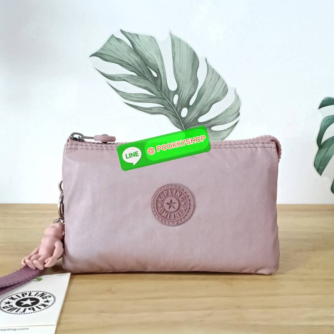 Kipling Creativity Large Pouch วัสดุ Nylon 100% กระเป๋าคล้องมือขนาดพอเหมาะ 7.25 นิ้ว พกพาสะดวก เปิด-ปิดด้วยซิปเดียวใช้งานง่าย ด้านในมีช่องกว้าง 2 ช่องและช่องซิปเล็กตรงกลางอีก 1ช่อง ใช้งานได้สะดวก สามารถใส่มือถือ 7.5 นิ้วได้ กุญแจรถ ธนบัตรได้ ล็อตนี้มาพร้อ