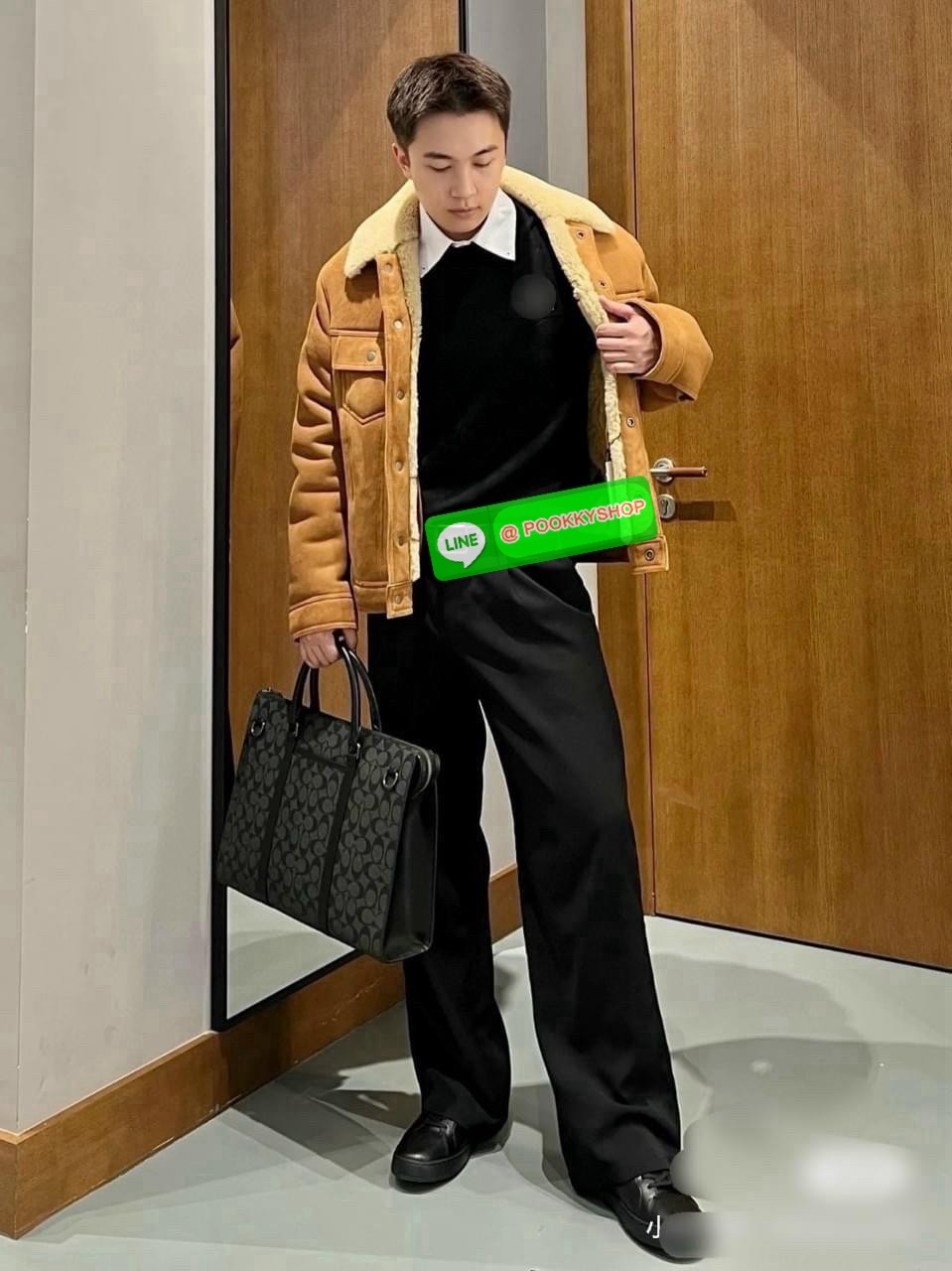 COACH GRAHAM ZIP BRIEF (CE439) 🔖กระเป๋าใส่โน๊ตบุ๊คใส่เอกสารใบใหญ่ 🔖วัสดุ:หนังแท้ทั้งใบ 🔖เปิดปิดด้วยซิป ภายในกว้าง มีช่องย่อยใส่ของจุกจิก ช่องใส่บัตร ใส่เอกสารและของสำคัญได้เยอะ 🔖สายสะพายสามารถถอดออกและปรับระดับได้คะ