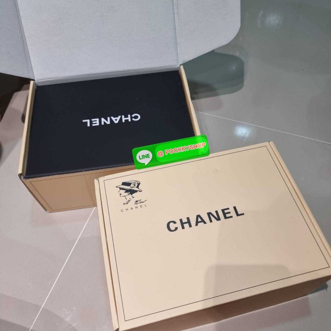 Chanel 22 mini bag 🔆 Details เกินต้านที่สุดกับไอเท็มนี้ ที่สาวๆหรือใครๆก็ต้องมีแล้ว!! มาในไซส์มินิ น่ารักจริงจัง!! แค่เห็นก็หลงรัก กับกระเป๋าสะพาย ดีไซน์เรียบแต่มีความหรูแอบซ่อนอยู่ ด้วยความโดดเด่นจากสายสะพายโซ่สีทอง และเหรียญโลโก้ เพิ่มความแพงไปอ