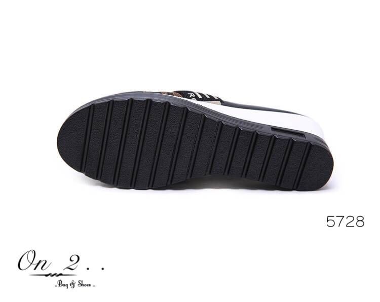 FENDI Shoes แบบใหม่พร้อมส่งคะ ผ้าใบเสริมส้น FENDI เปิดหลัง หน้าเปิด ทรงสวยใส่สบาย น้ำหนักเบา แบบขายดี งานปั้มแบรนด์กล่องแบรนสีเหลืองตามรูป ด้านในมีถุงผ้ากันฝุ่นให้ เสริมส้น2” งานจริงสวยเบอร์แรง ห้ามพลาดนะคะ